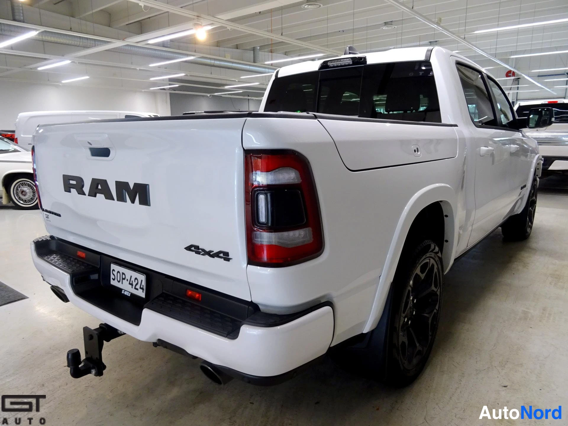 Valkoinen Dodge Ram 2023, takaviisto, kuva 8