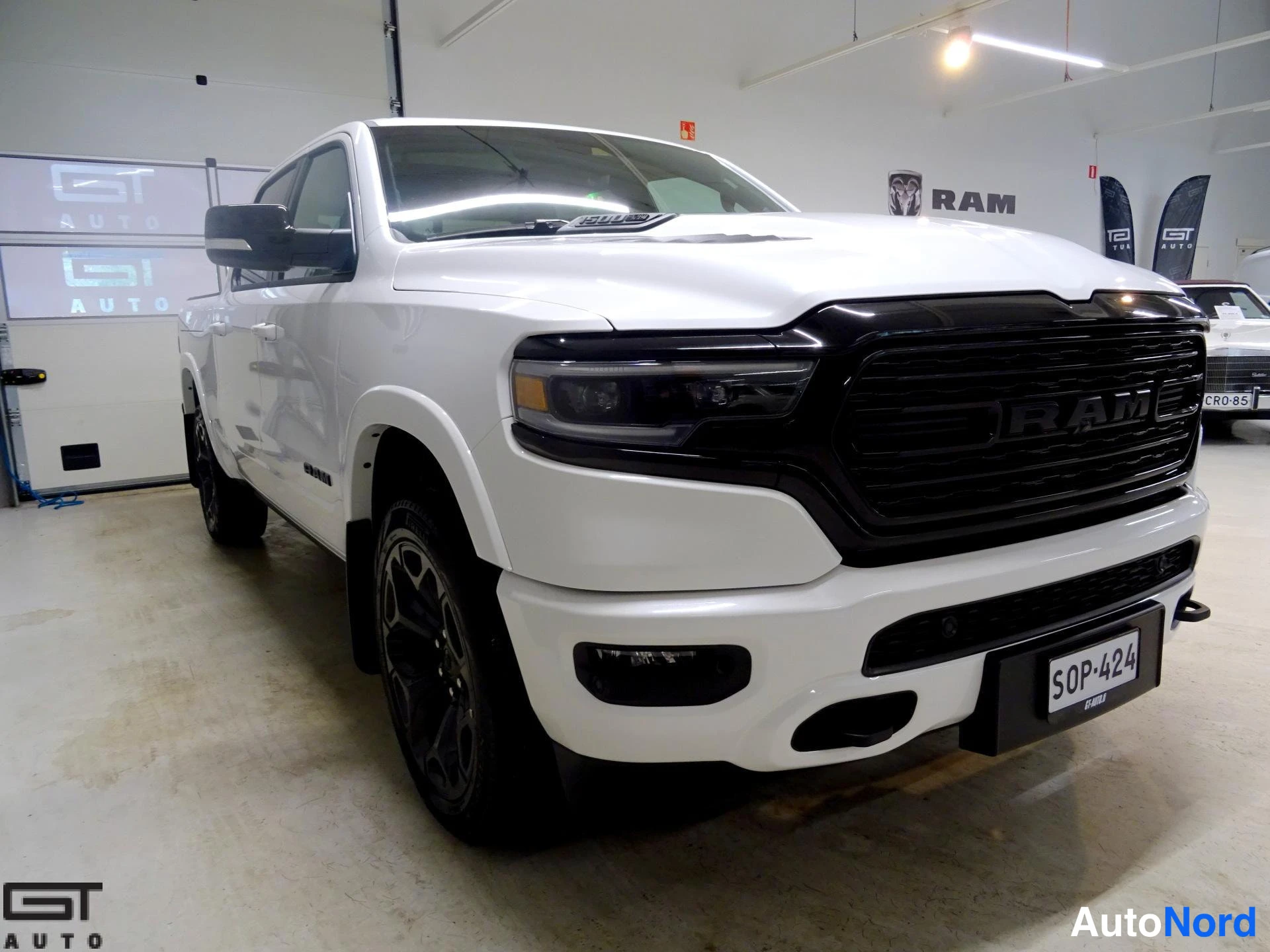 Valkoinen Dodge Ram 2023, etuviisto, keula oikealle, kuva 4