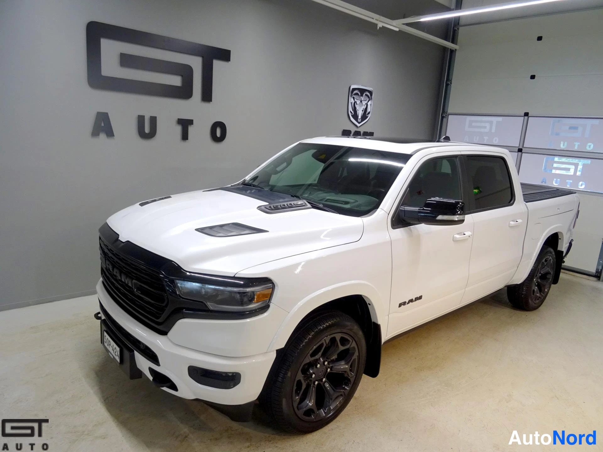 Valkoinen Dodge Ram 2023, etuviisto, keula vasemmalle, kuva 3
