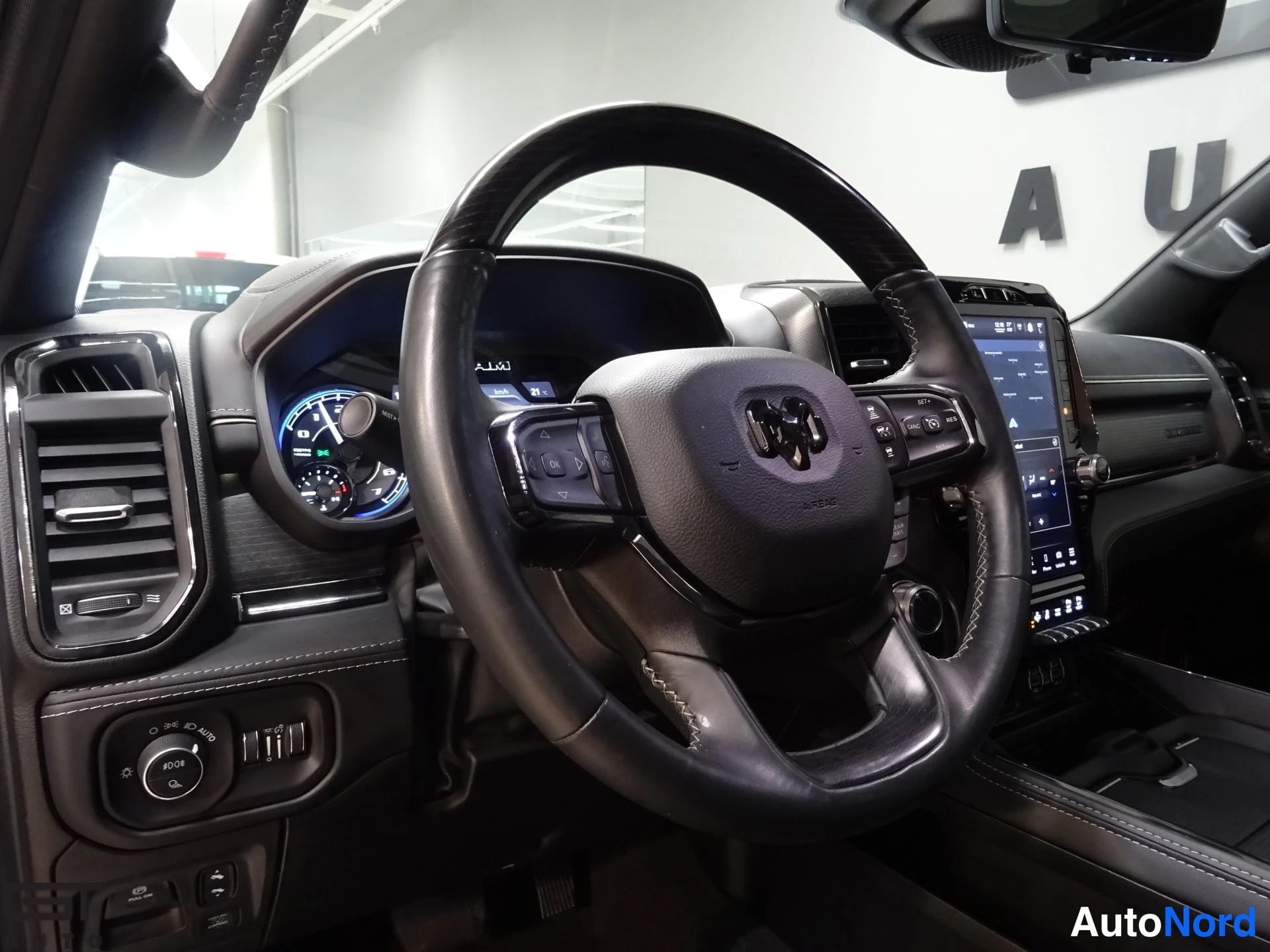 Valkoinen Dodge Ram 2023, ohjaamo, kuva 17