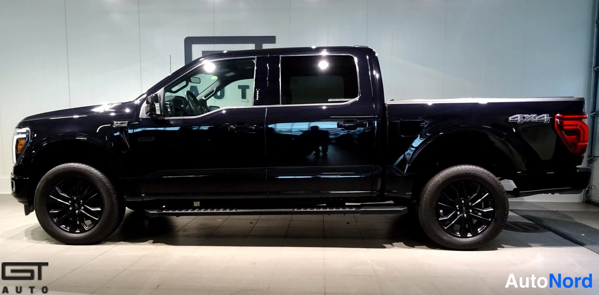 Musta Ford F-150 2023, sivulta, kuva 6