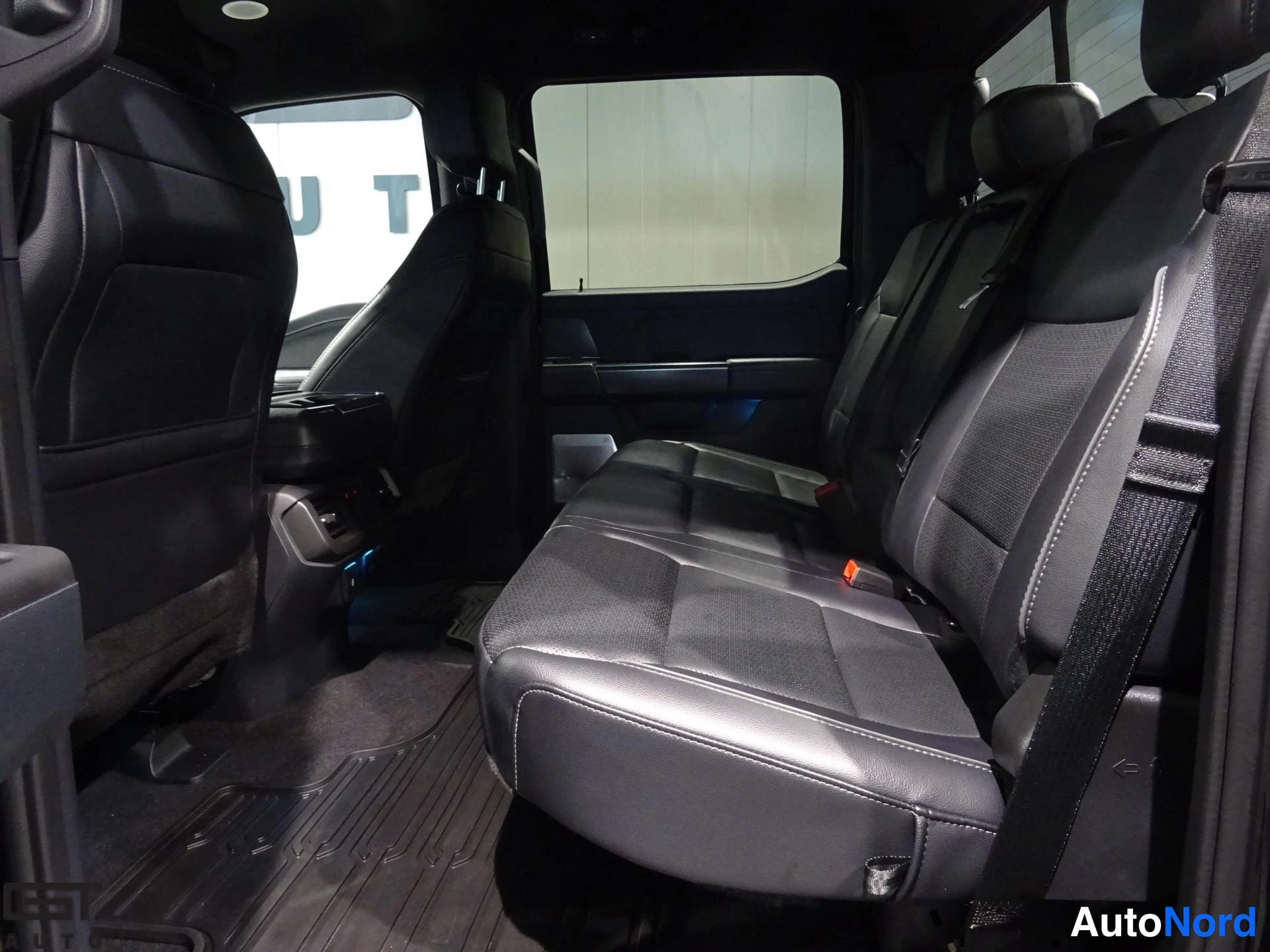 Musta Ford F-150 2023, takaistuimet, kuva 16