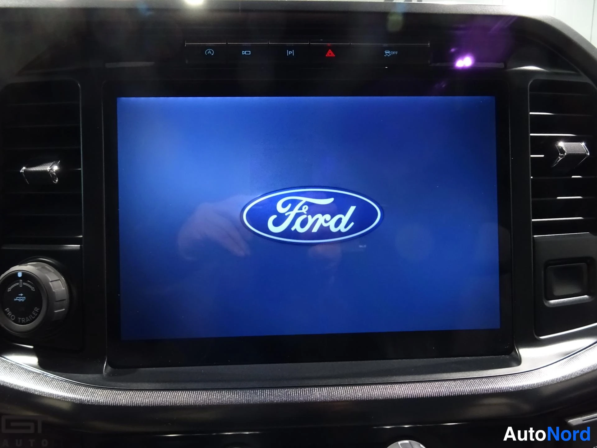 Musta Ford F-150 2023, yksityiskohta, kuva 25
