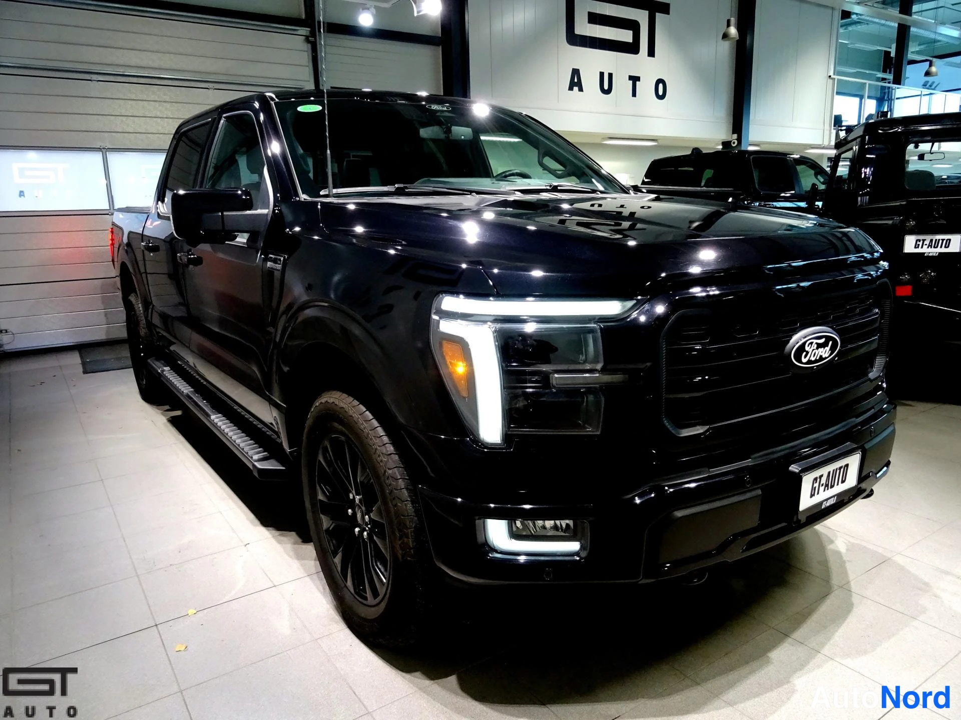 Musta Ford F-150 2023, etuviisto, keula oikealle, kuva 4