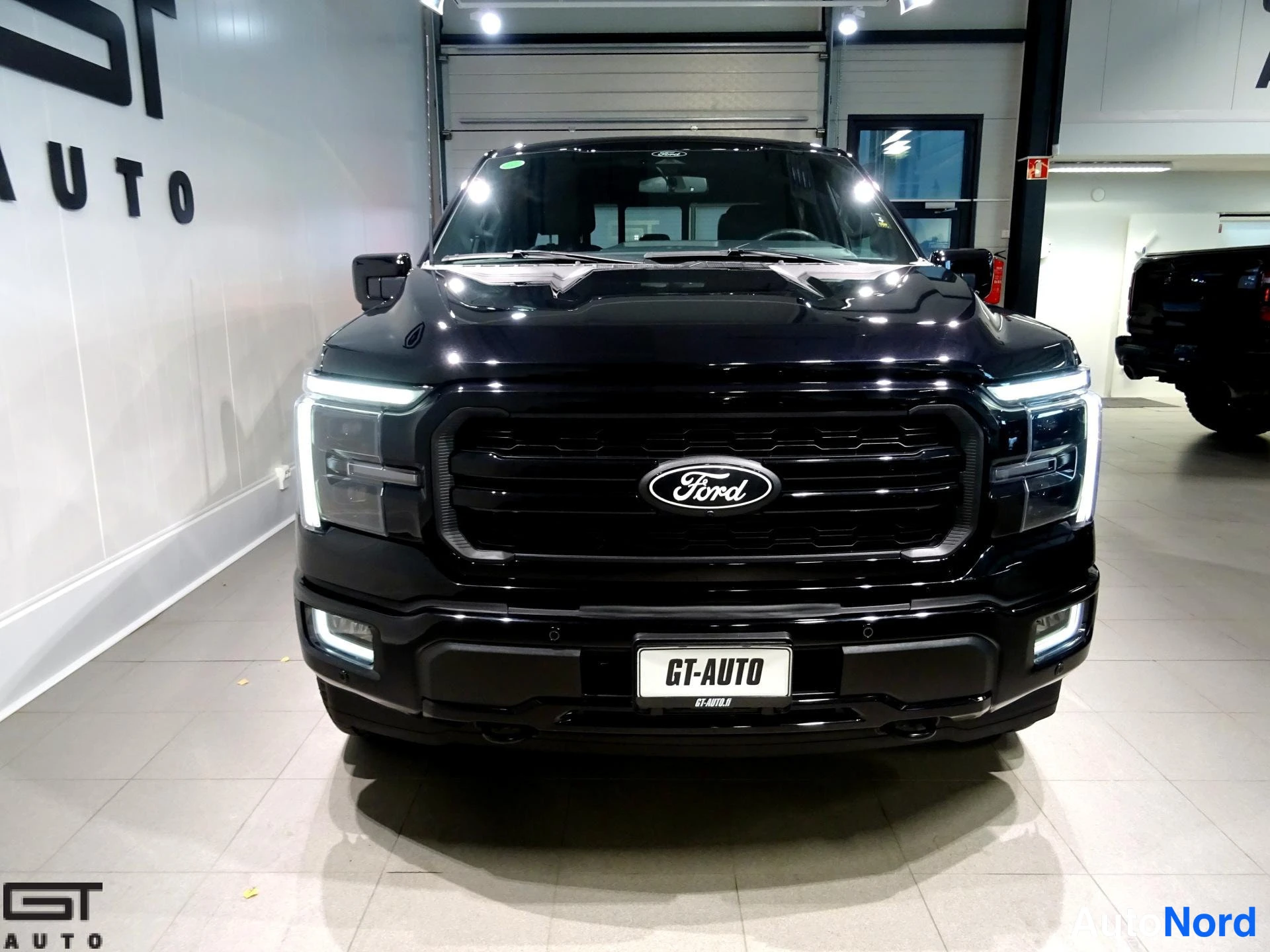 Musta Ford F-150 2023, edestä, kuva 5