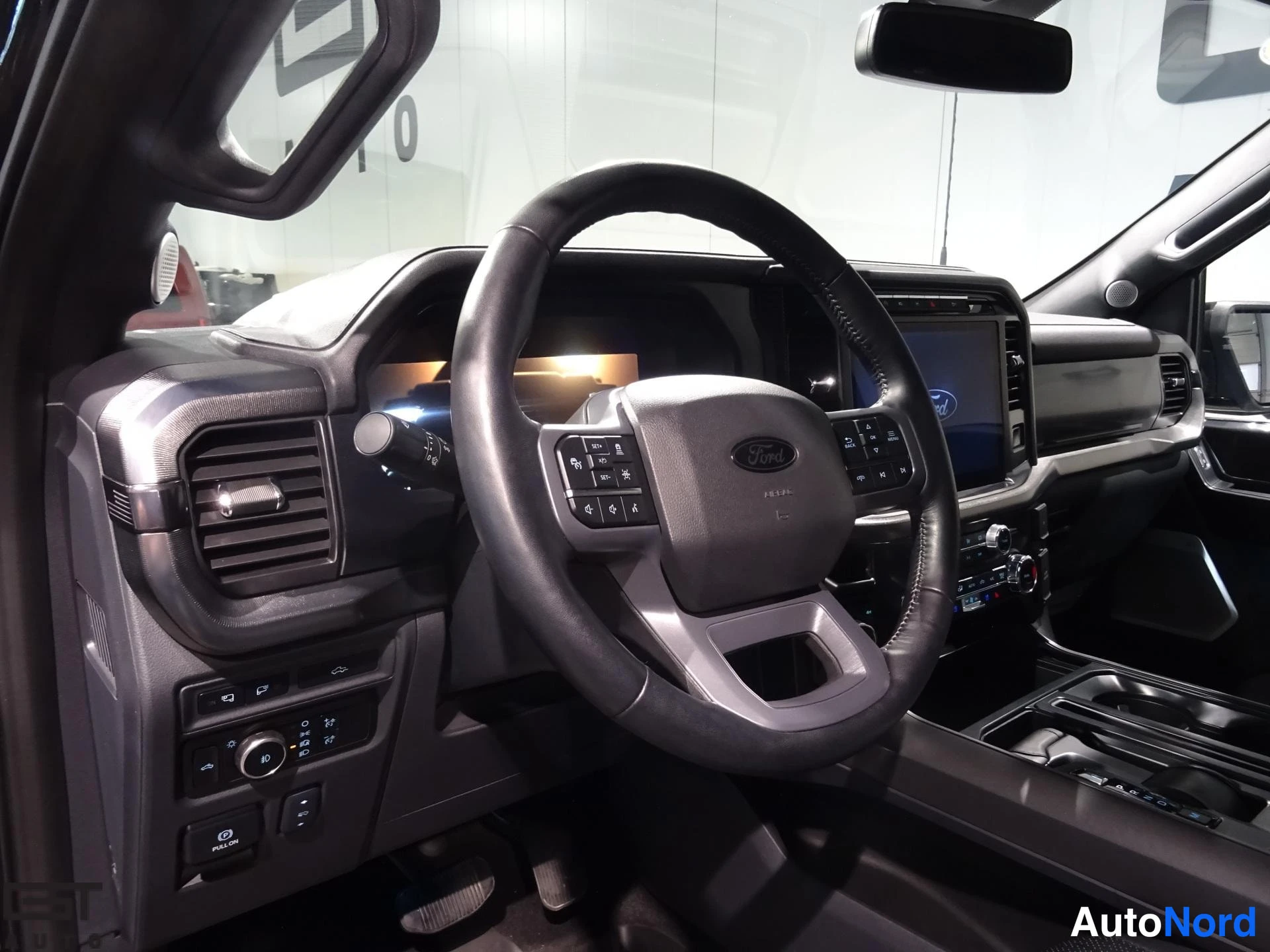 Musta Ford F-150 2023, ohjaamo, kuva 10