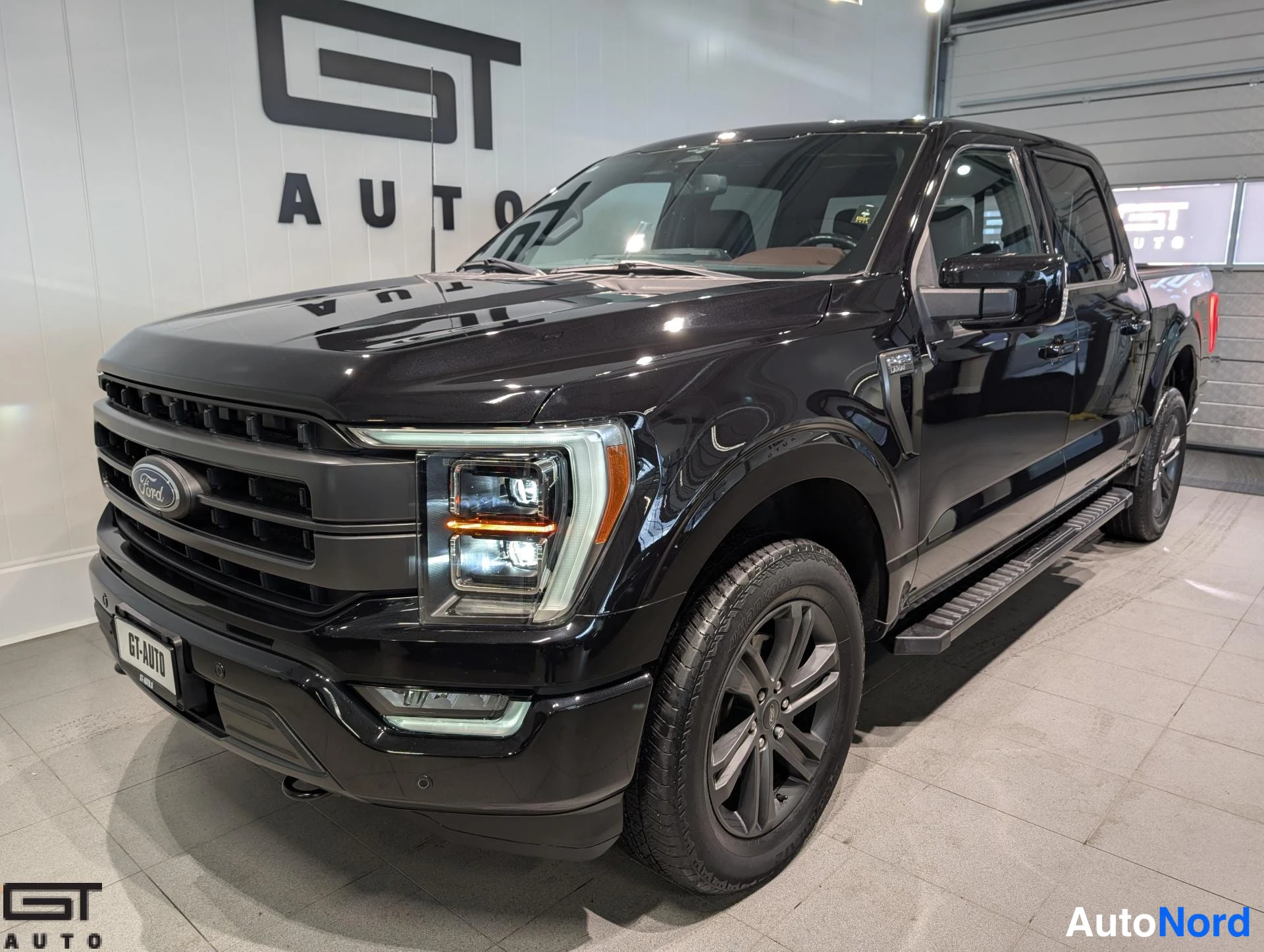 Black Ford F-150 2023, front three-quarter, nose to the left, photo 2