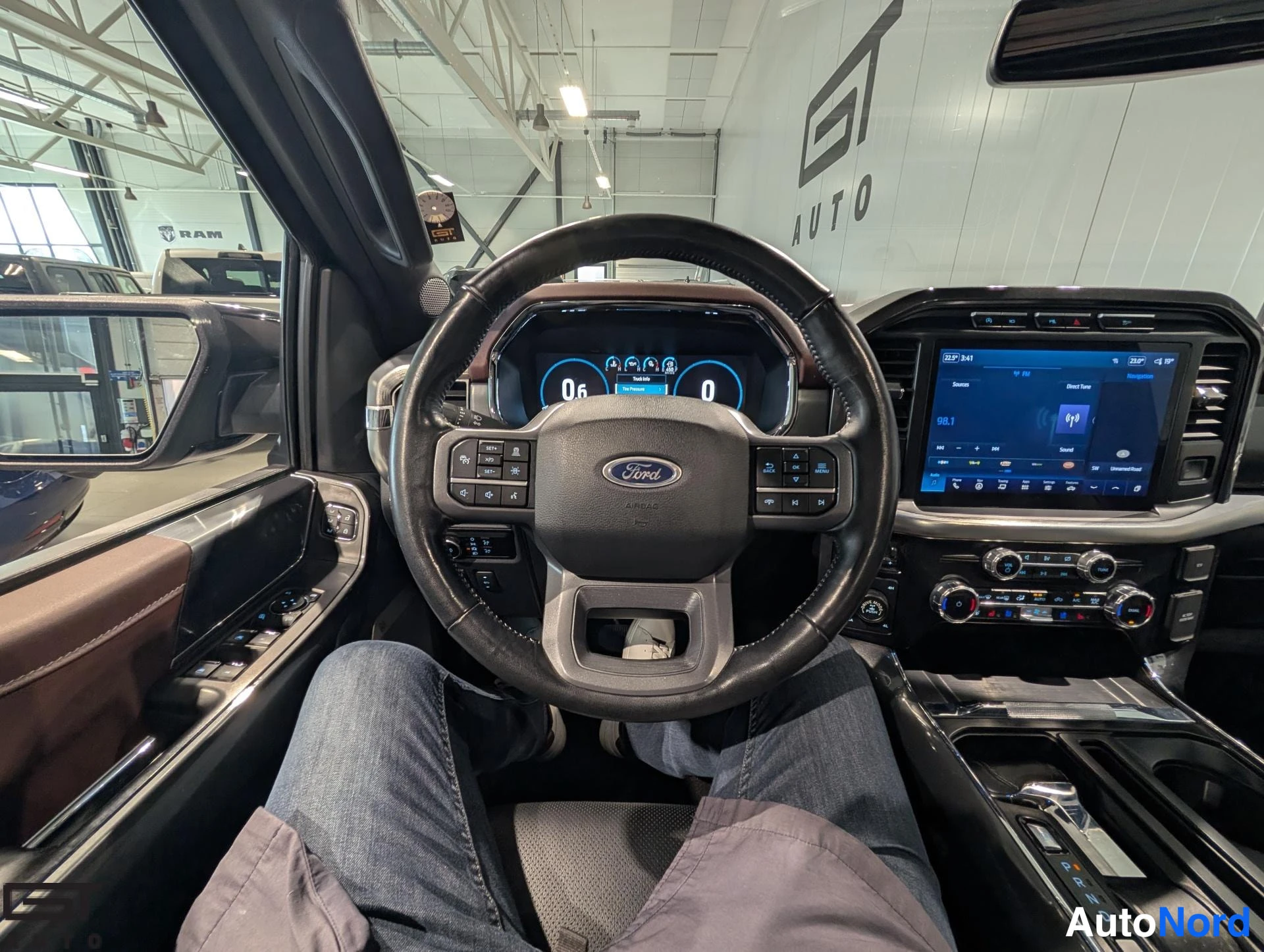 Black Ford F-150 2023, cockpit, photo 10