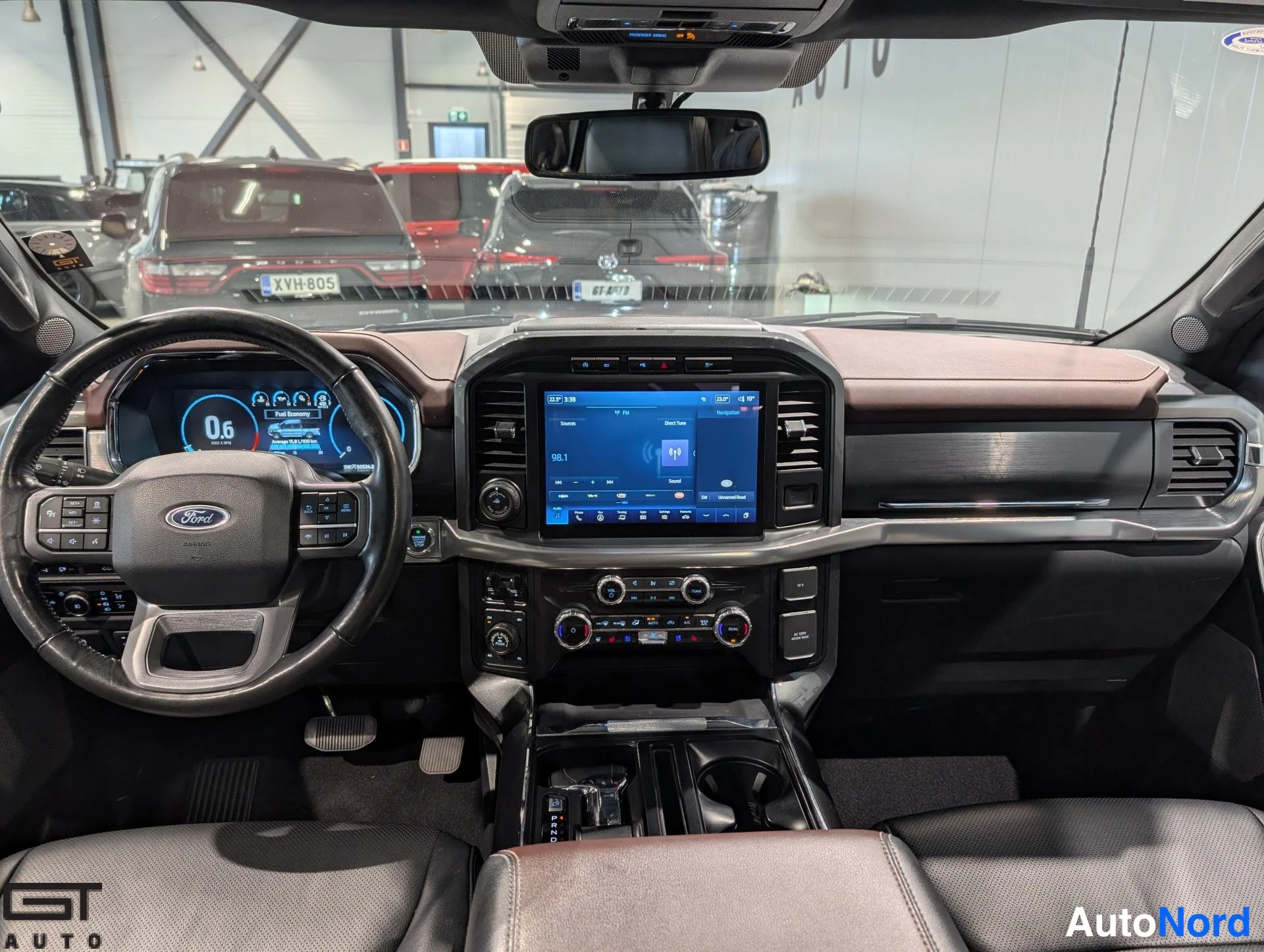 Black Ford F-150 2023, cockpit, photo 9