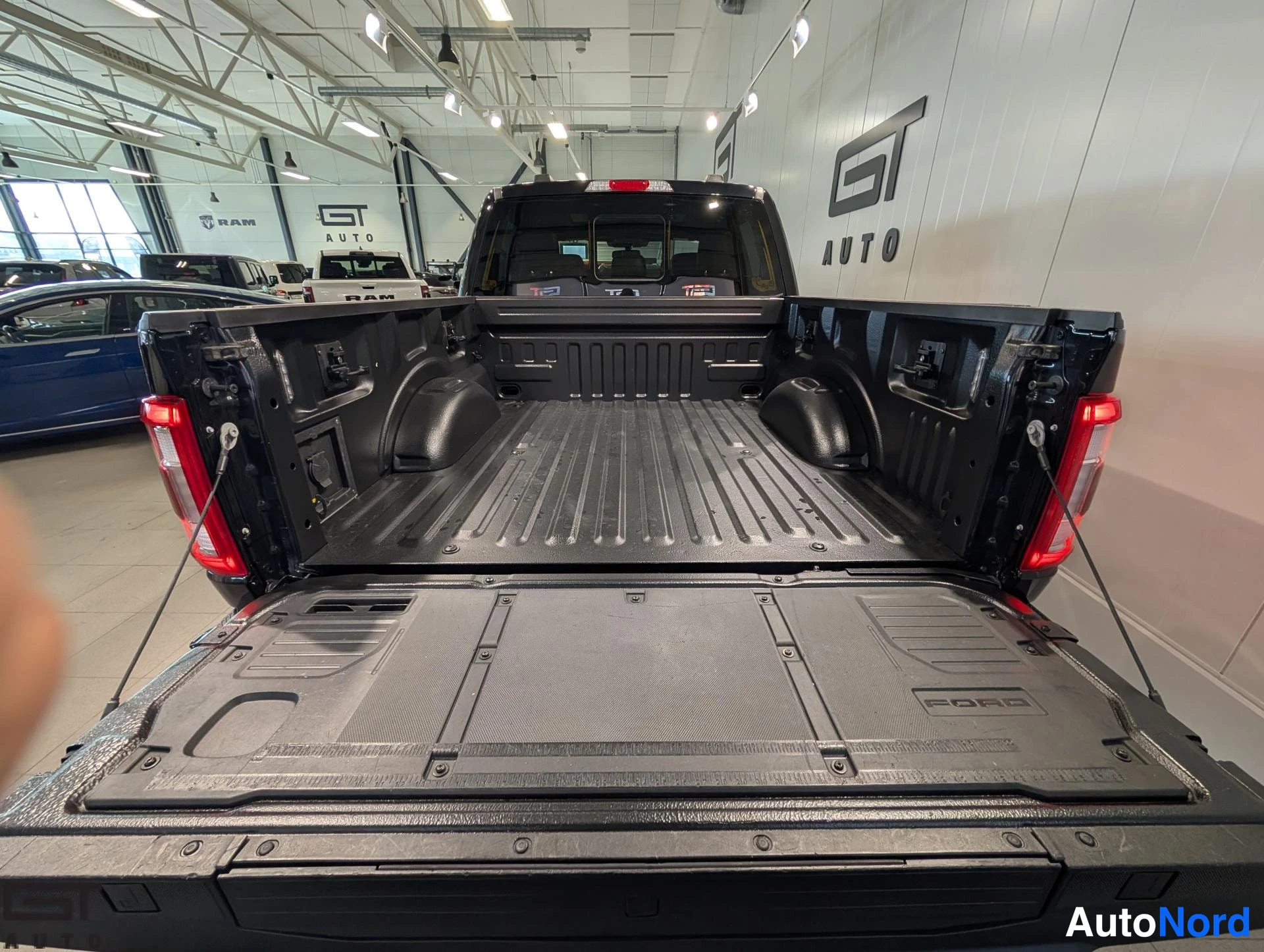 Black Ford F-150 2023, boot, photo 17