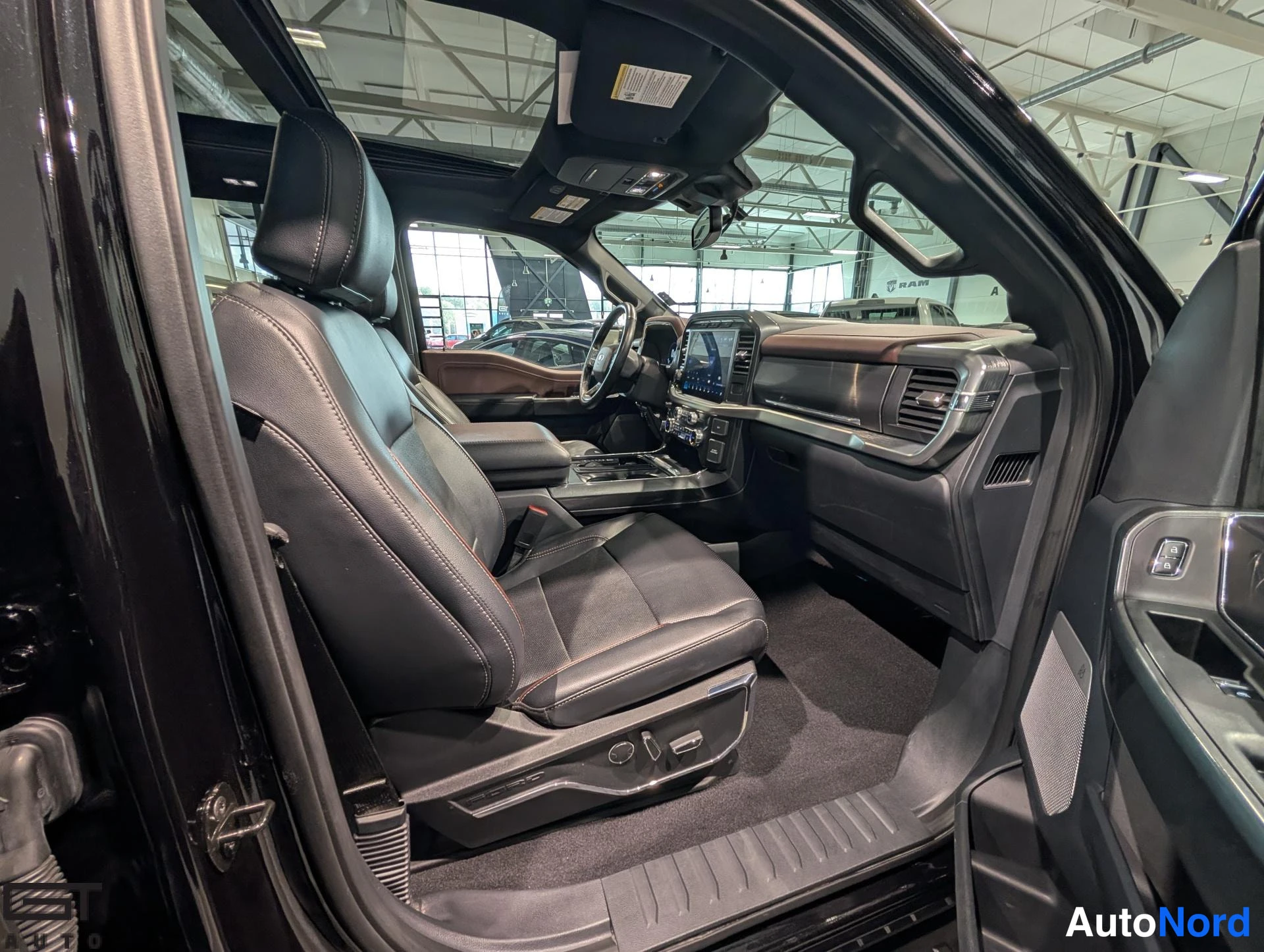 Black Ford F-150 2023, front seats, photo 13