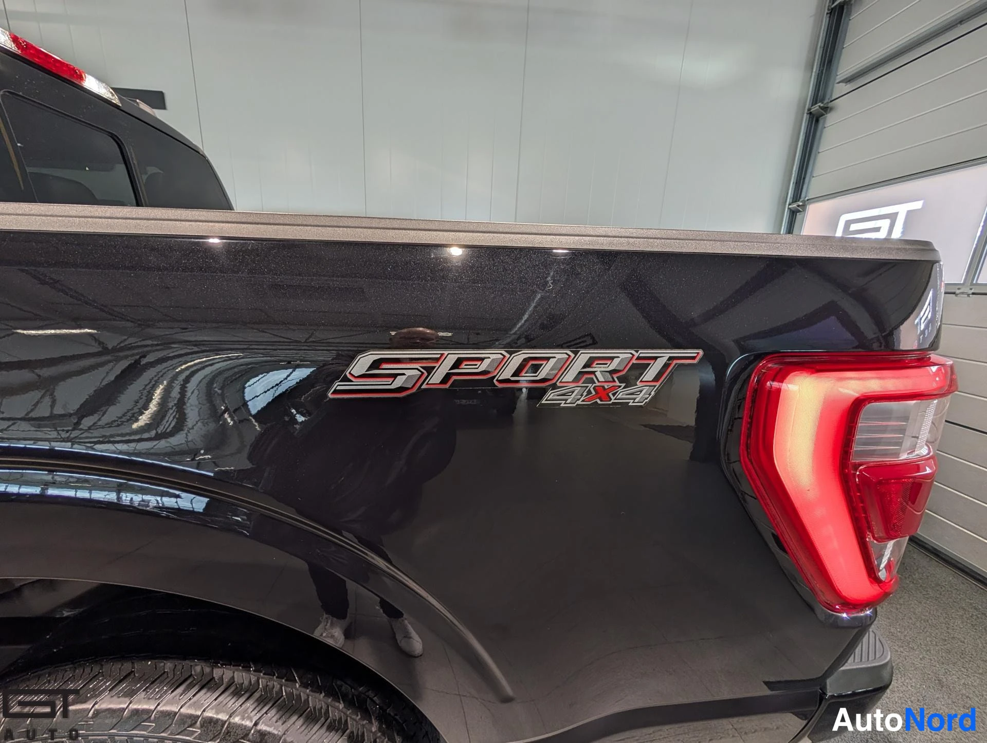 Black Ford F-150 2023, detail, photo 19