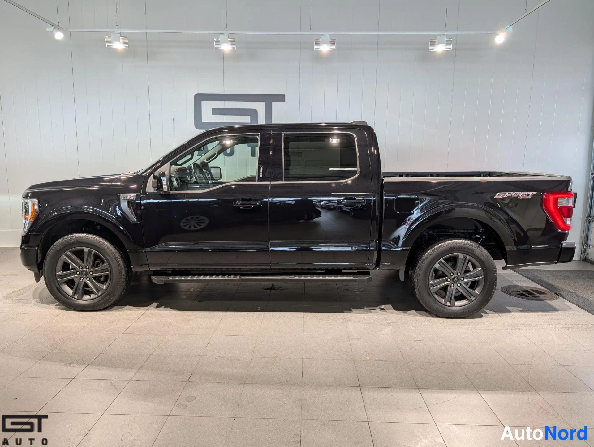 Black Ford F-150 2023, side, photo 5