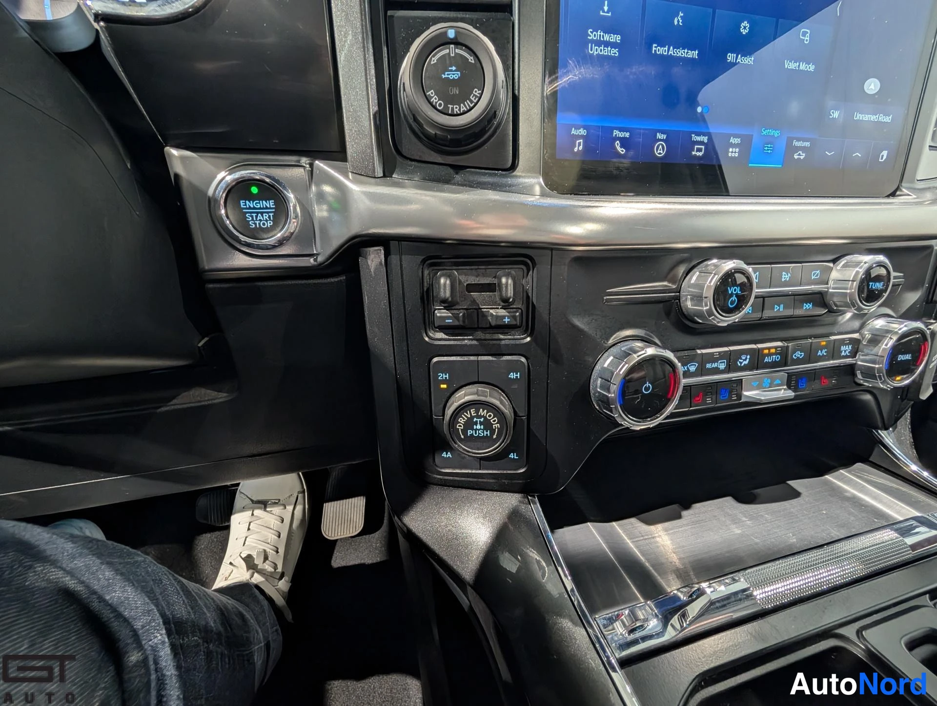Black Ford F-150 2023, detail, photo 30