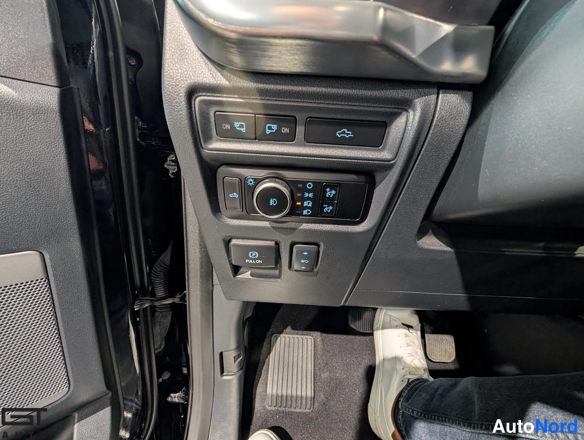 Black Ford F-150 2023, detail, photo 31