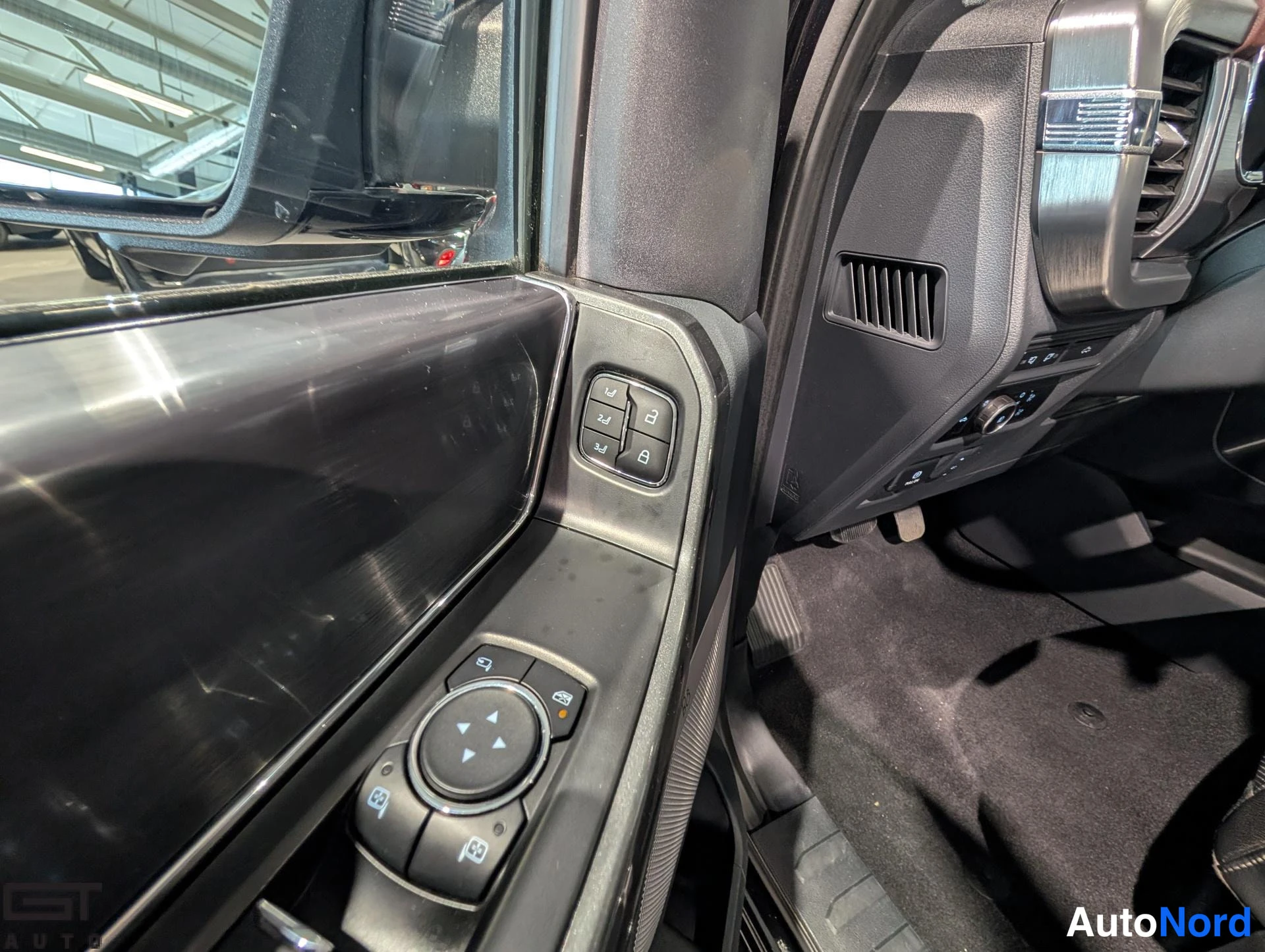 Black Ford F-150 2023, detail, photo 32
