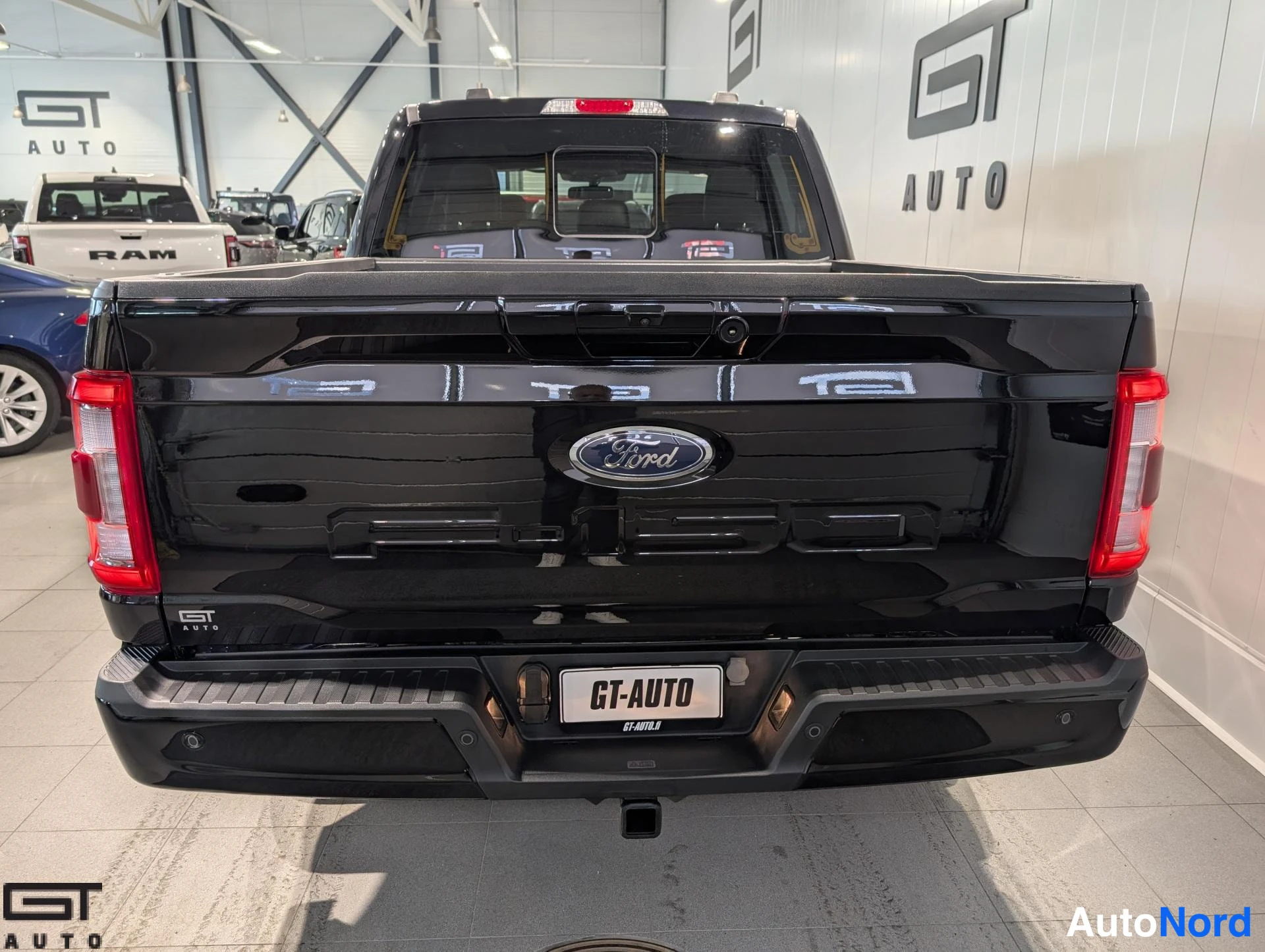 Black Ford F-150 2023, rear, photo 8