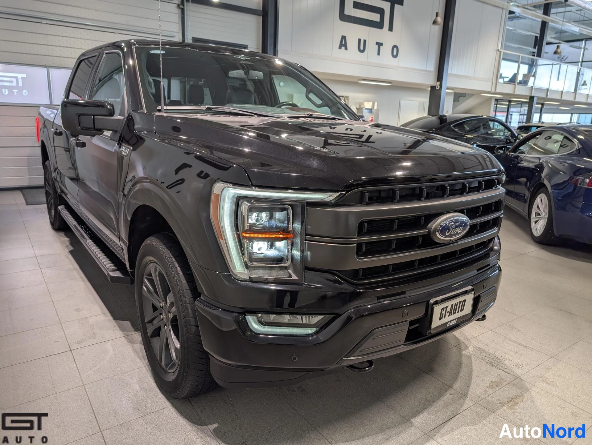 Black Ford F-150 2023, front three-quarter, nose to the right, photo 3