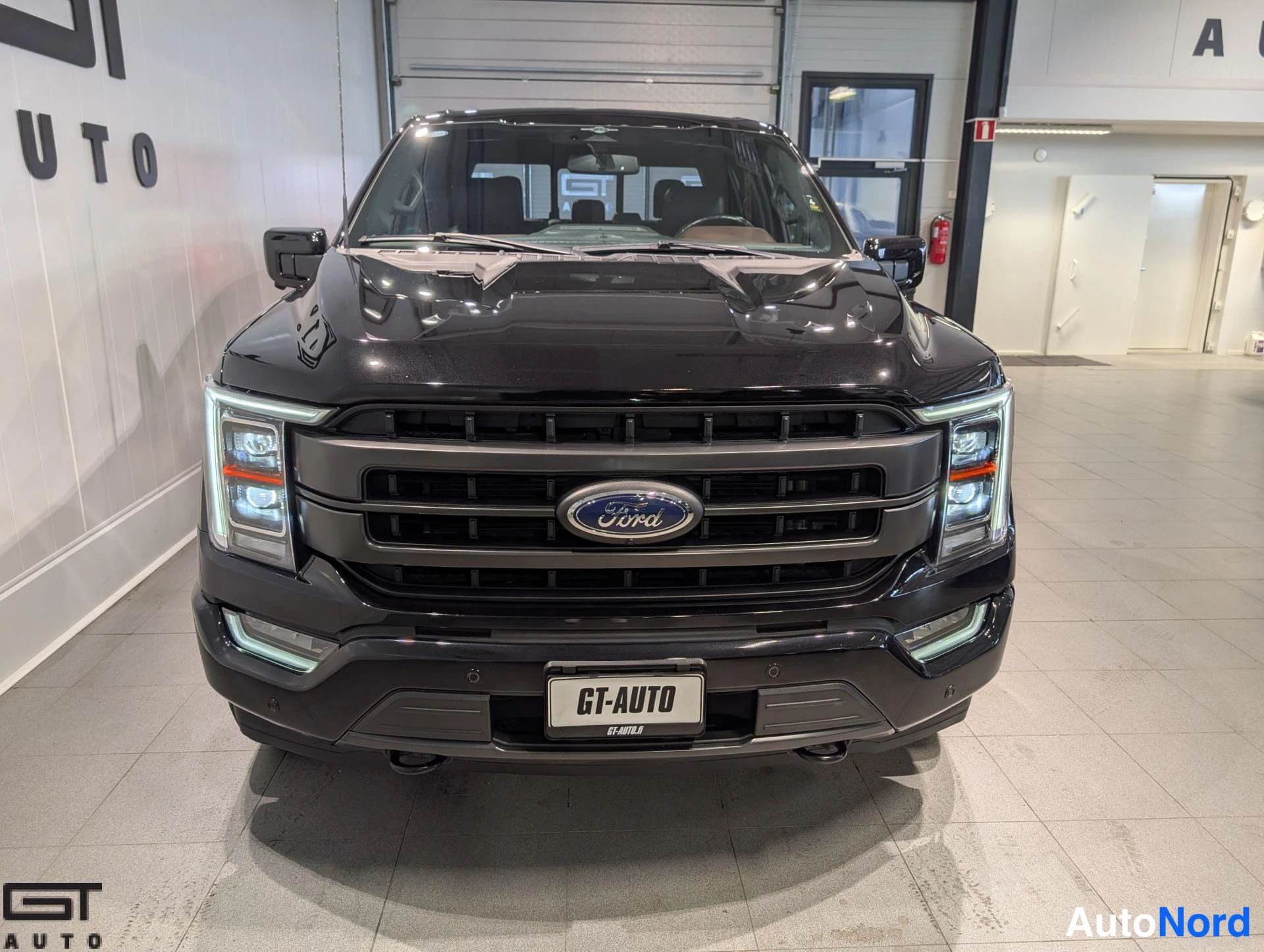 Black Ford F-150 2023, front, photo 4