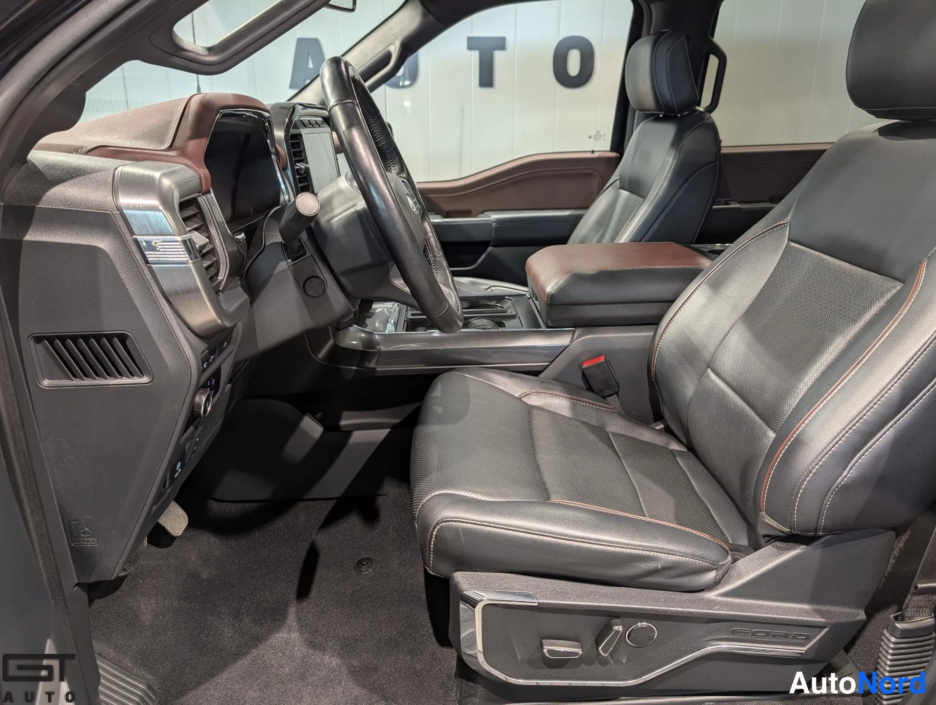Black Ford F-150 2023, front seats, photo 12