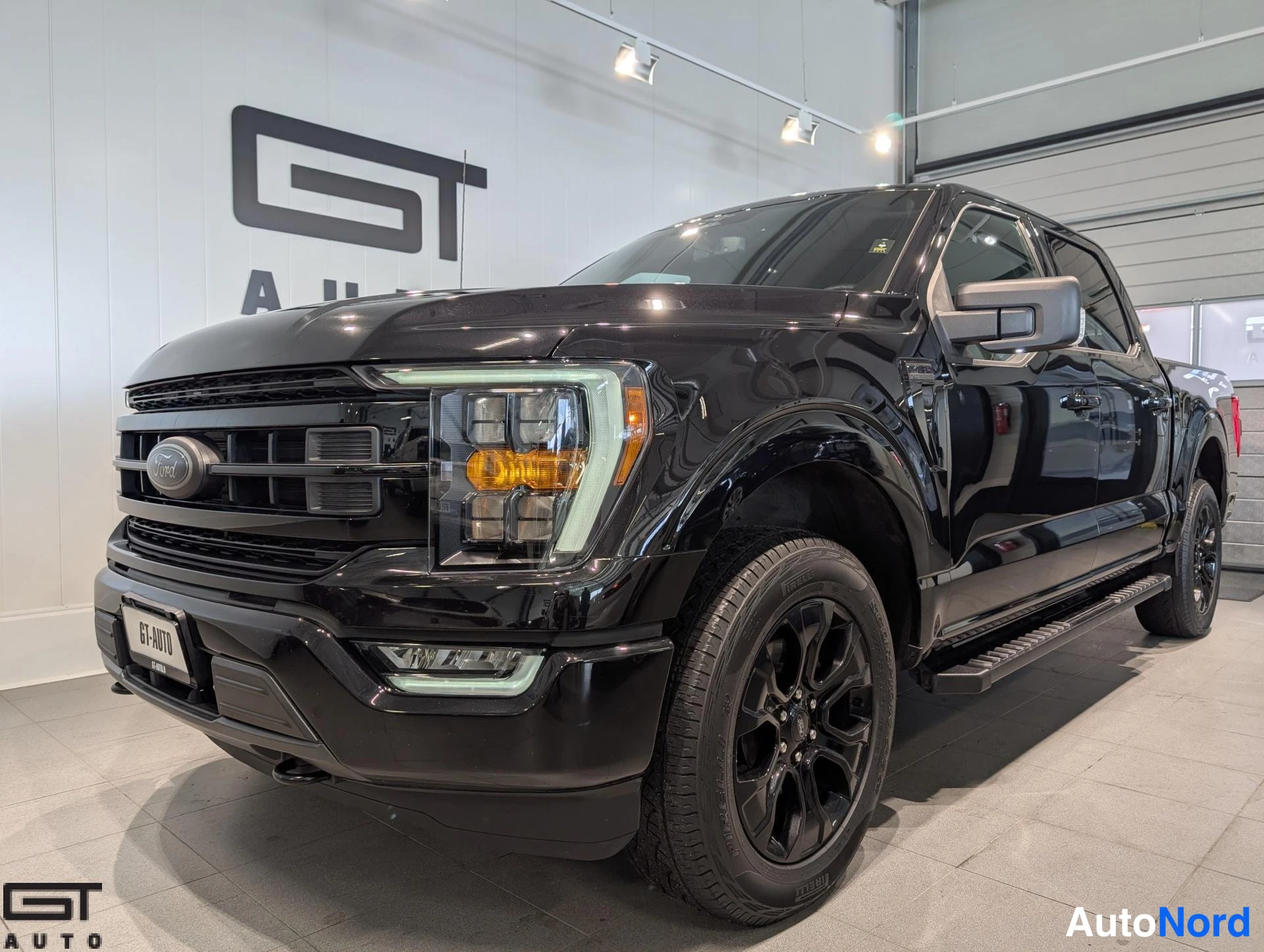 Musta Ford F-150 2023, etuviisto, keula vasemmalle, kuva 2