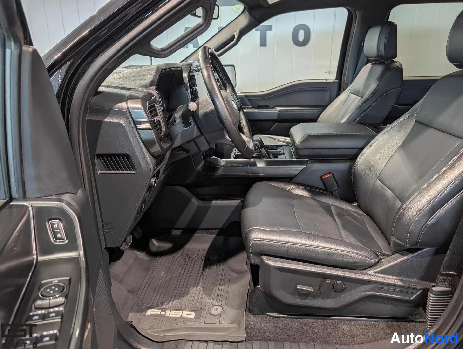 Musta Ford F-150 2023, ohjaamo, kuva 11