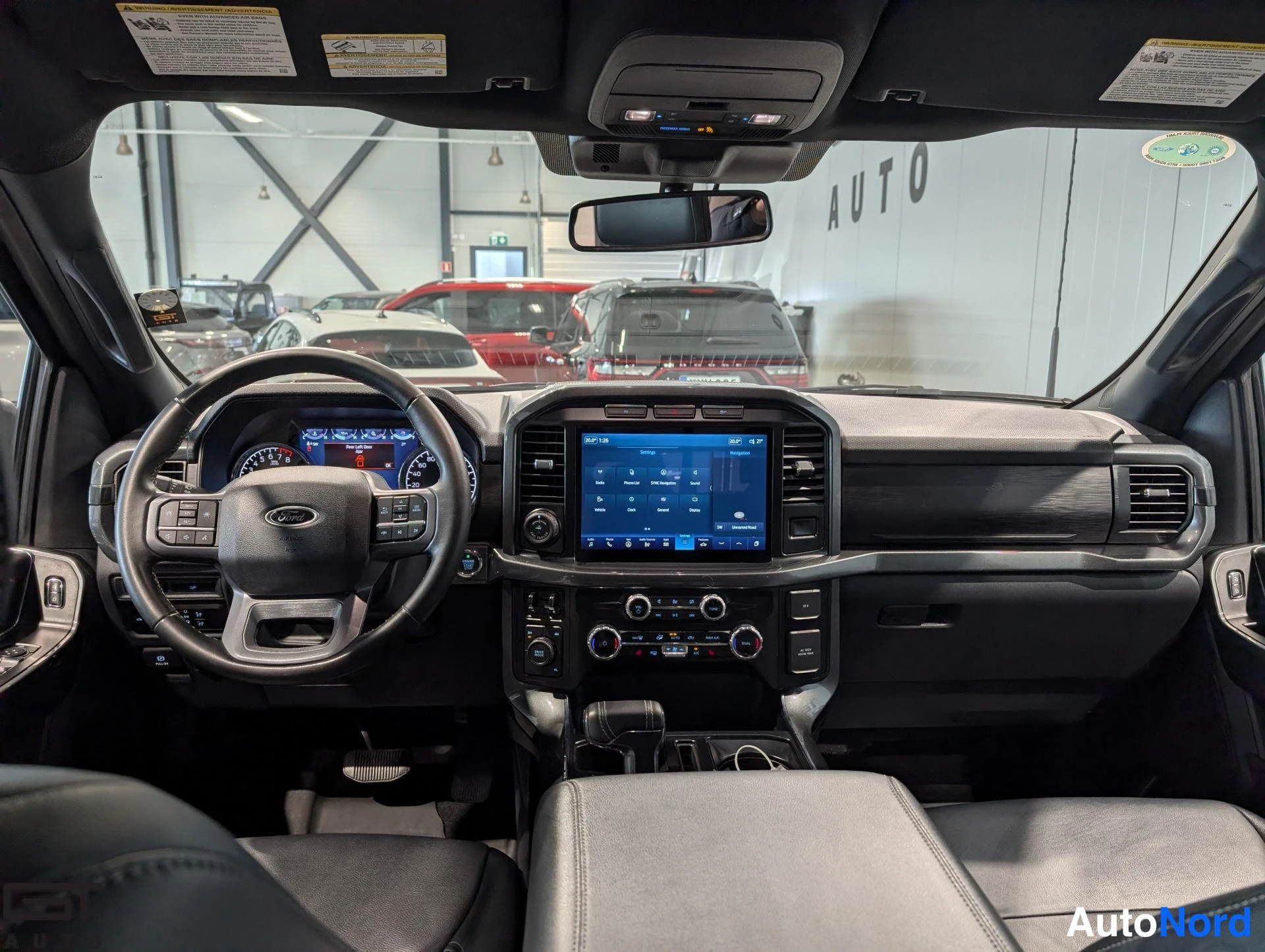 Musta Ford F-150 2023, ohjaamo, kuva 12