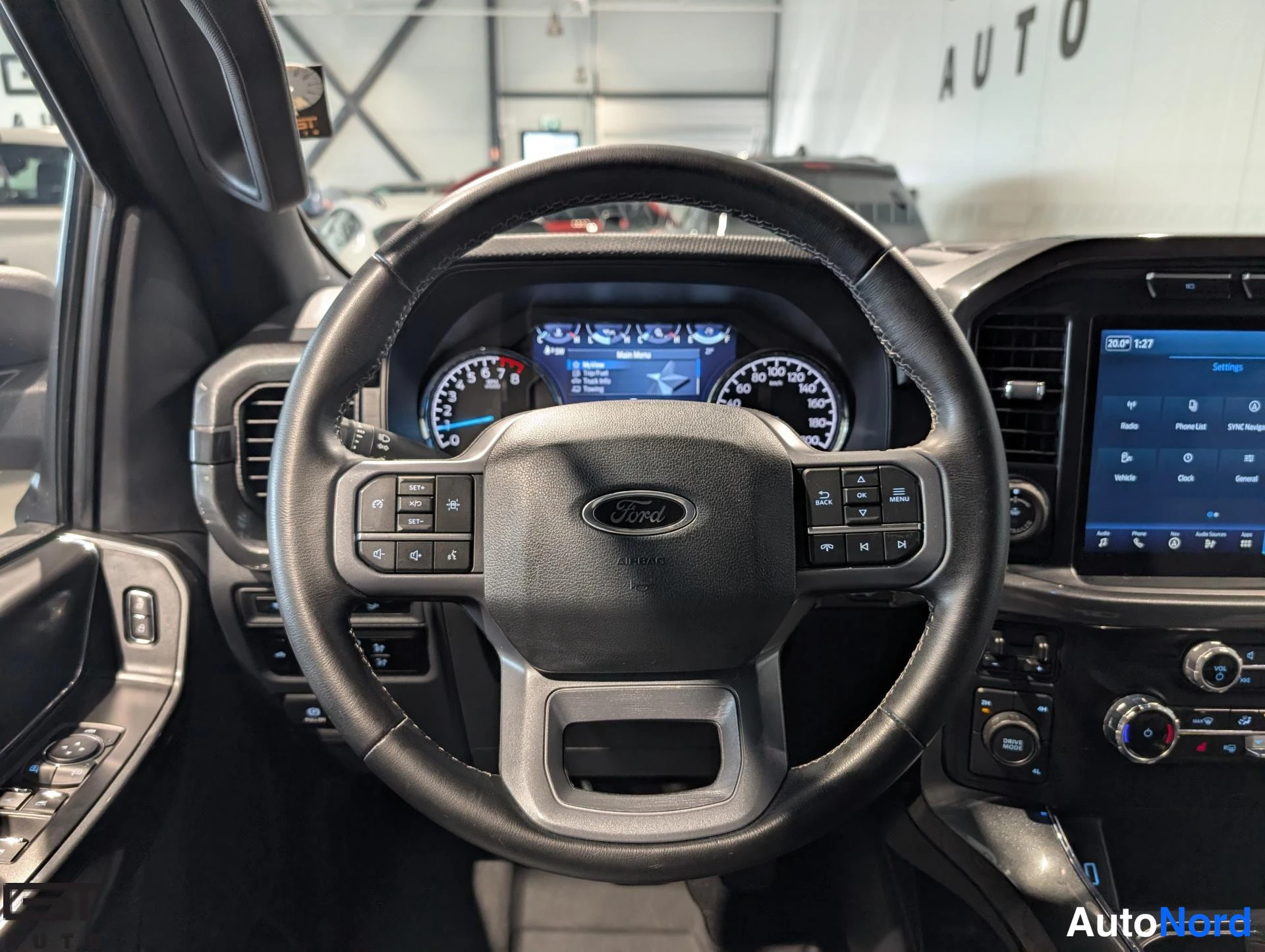 Musta Ford F-150 2023, ohjaamo, kuva 10