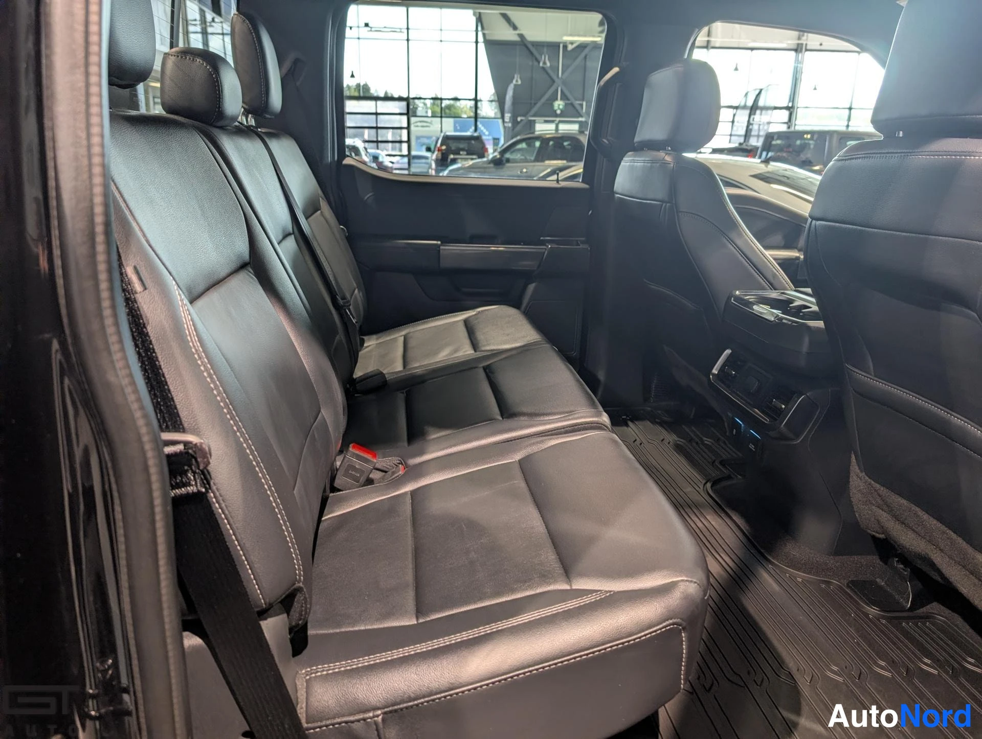 Musta Ford F-150 2023, takaistuimet, kuva 15