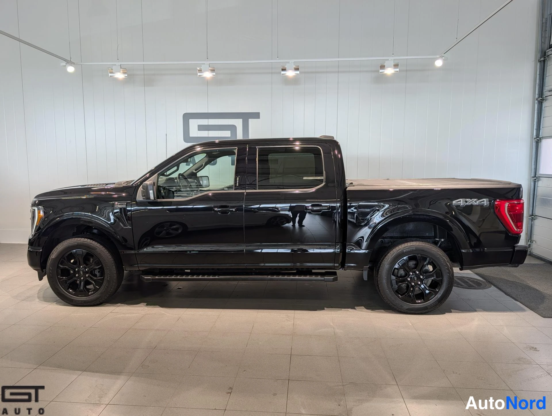 Musta Ford F-150 2023, sivulta, kuva 6