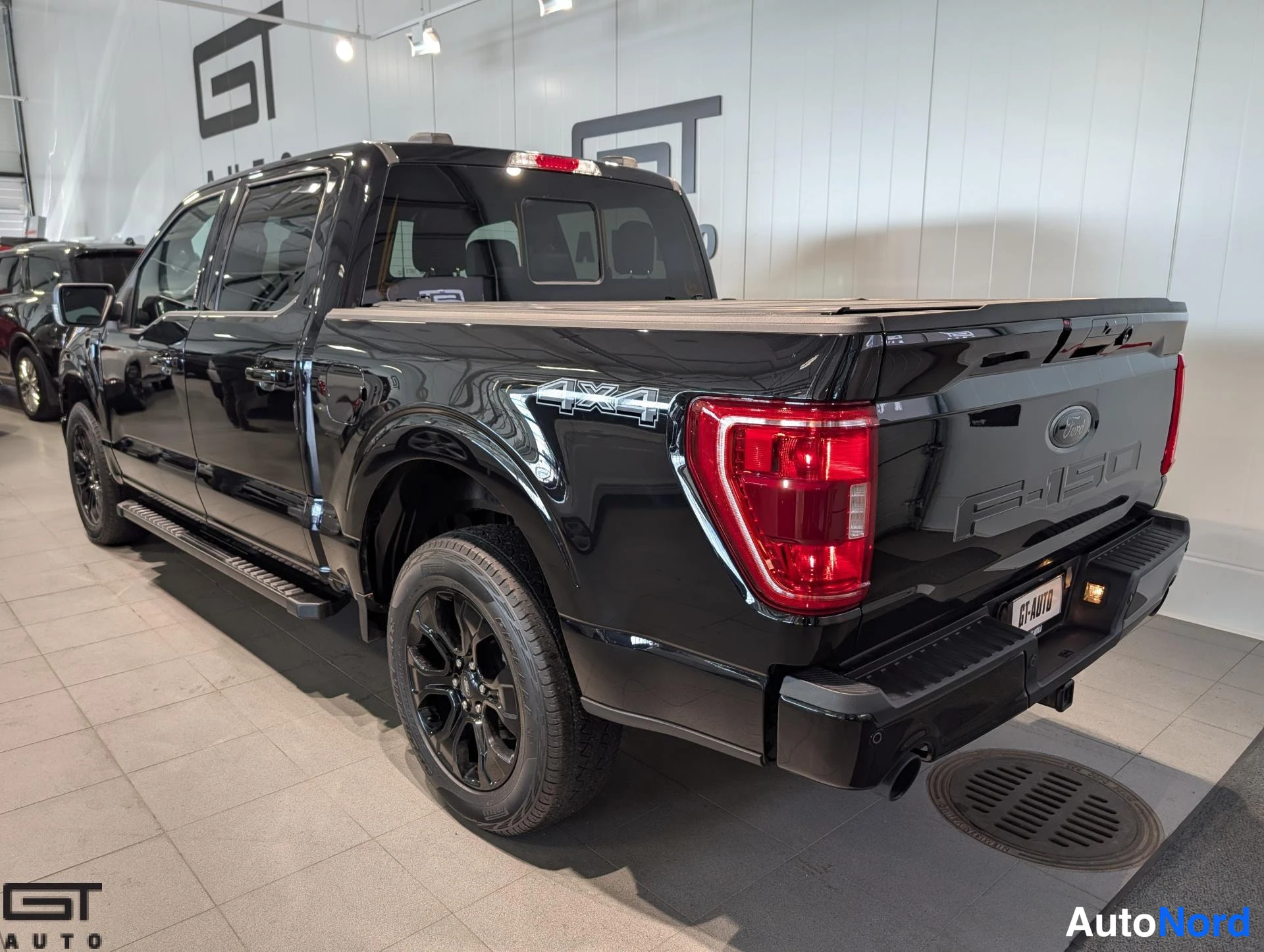 Musta Ford F-150 2023, takaviisto, kuva 7