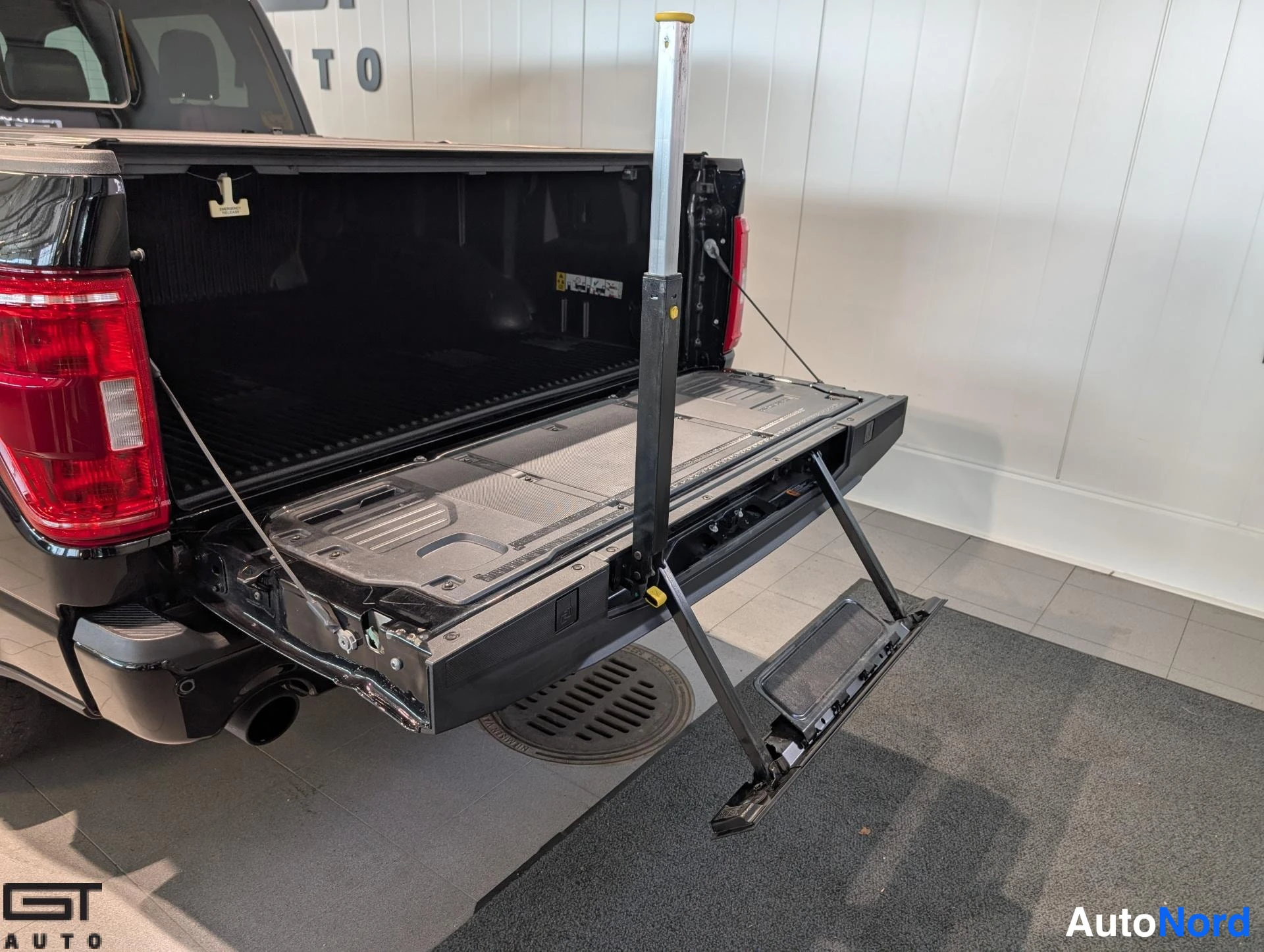 Musta Ford F-150 2023, tavaratila, kuva 17
