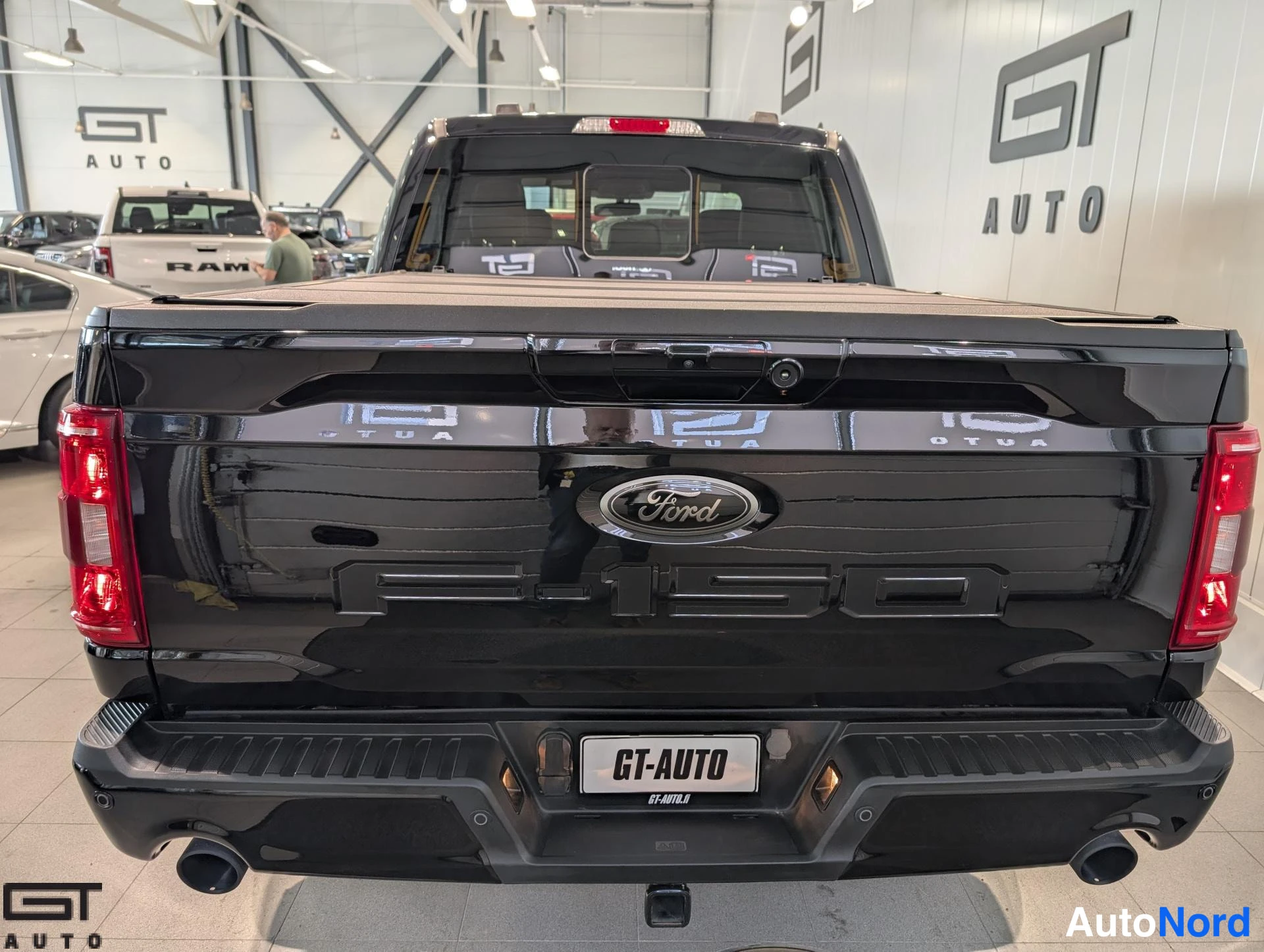 Musta Ford F-150 2023, takaa, kuva 9