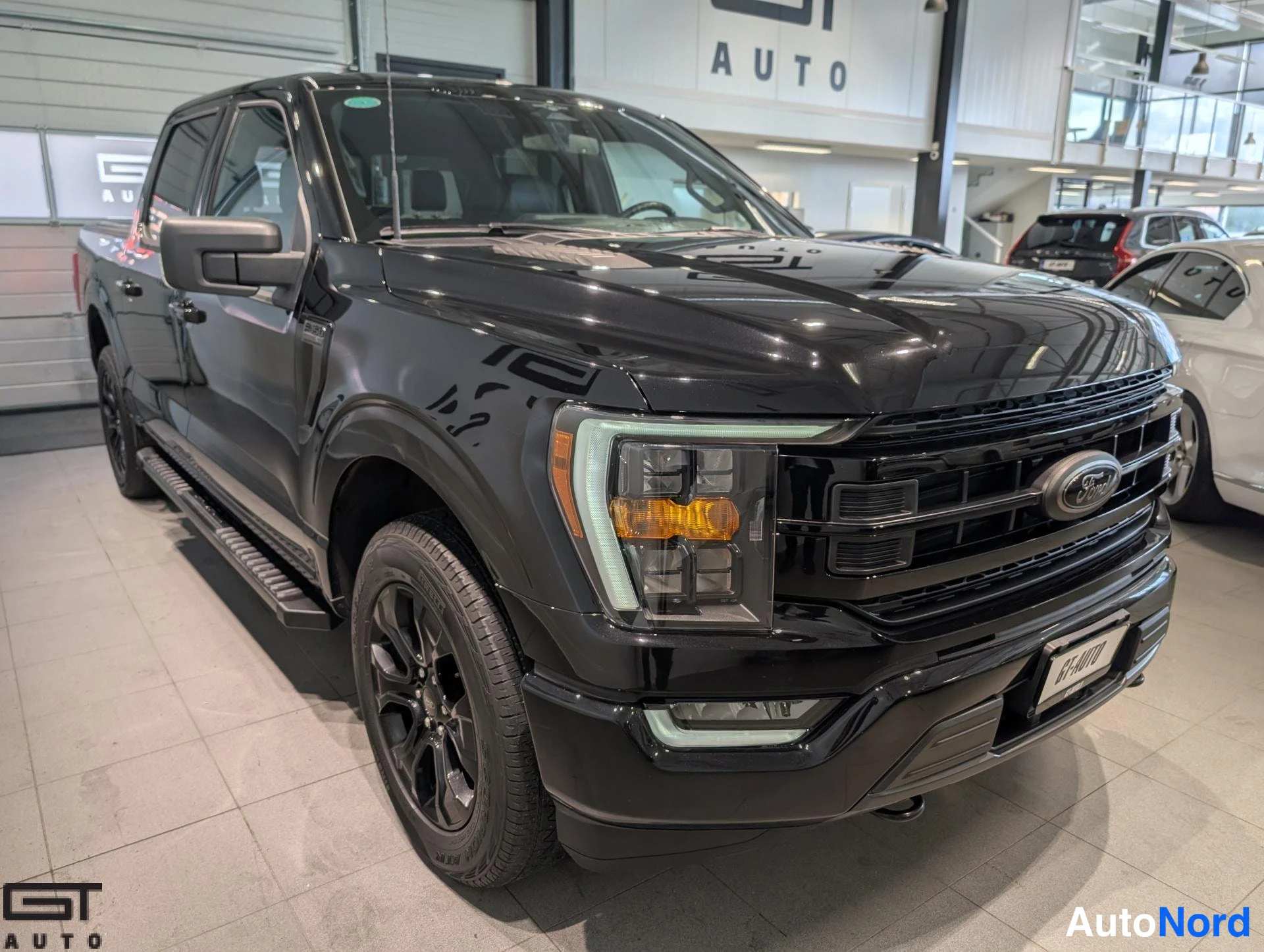 Musta Ford F-150 2023, etuviisto, keula oikealle, kuva 3