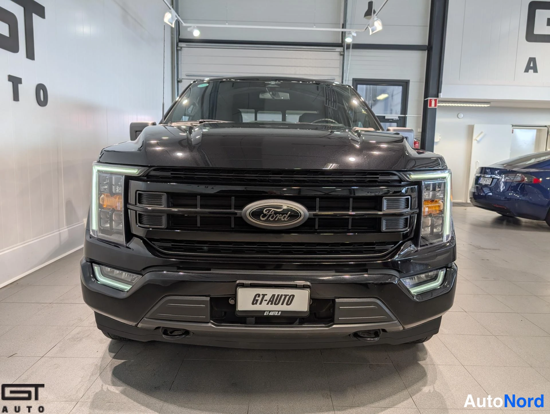 Musta Ford F-150 2023, edestä, kuva 5