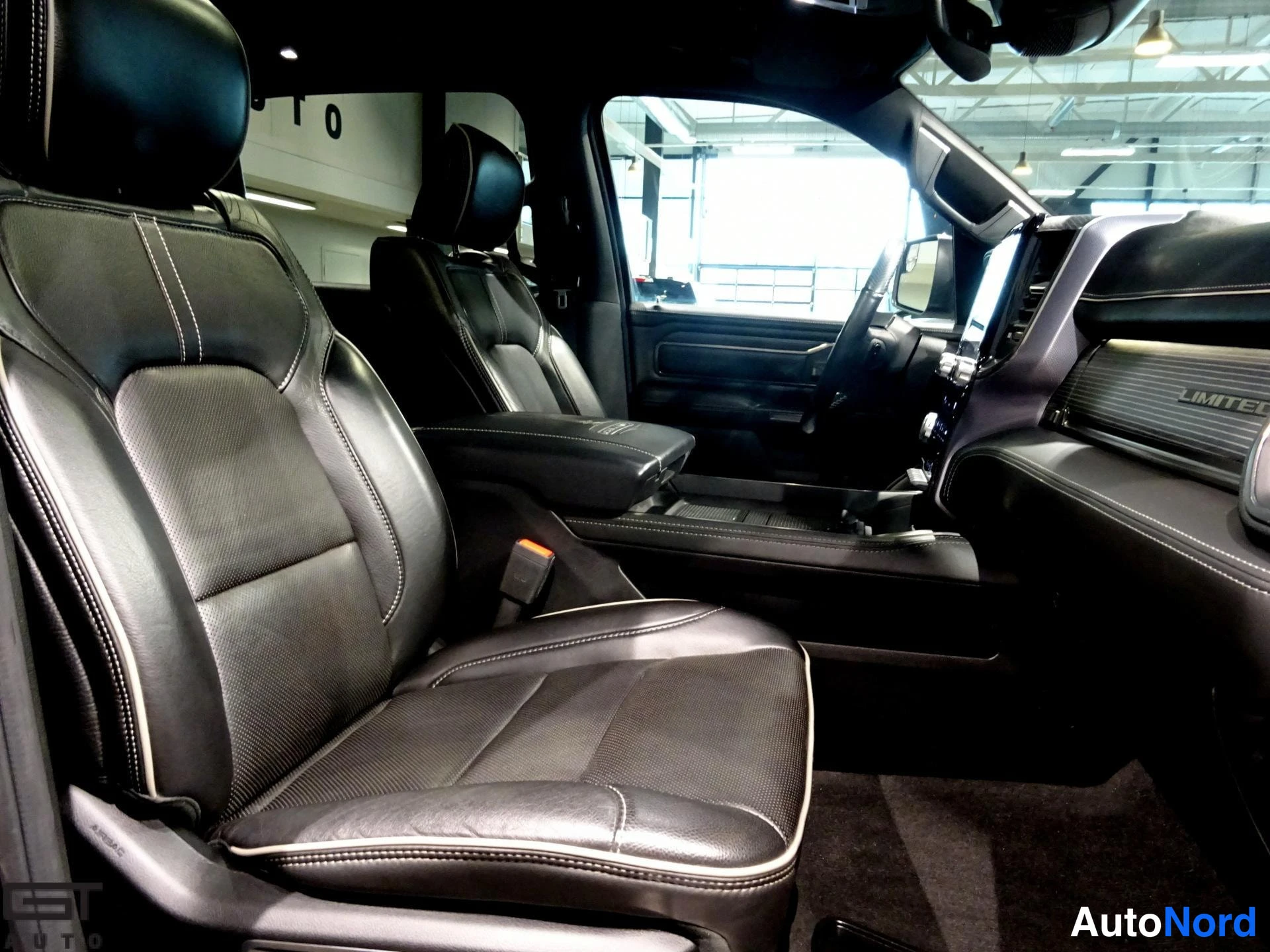 Black Dodge Ram 2021, front seats, photo 17