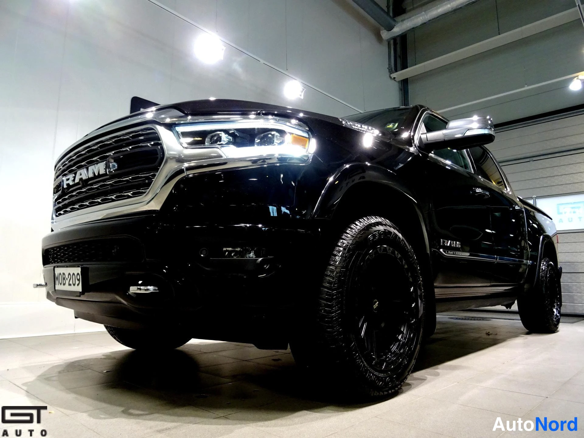 Black Dodge Ram 2021, front three-quarter, nose to the left, photo 3