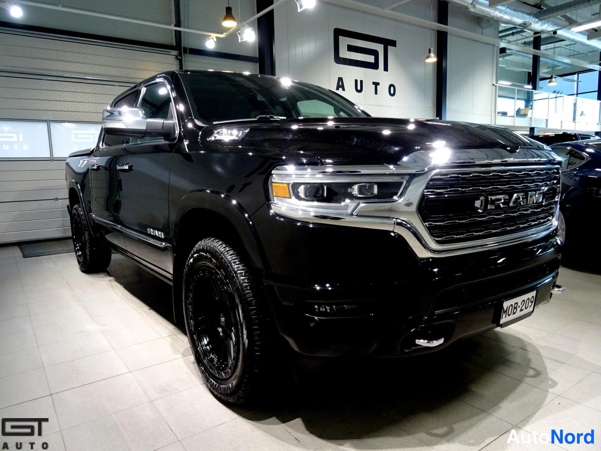Black Dodge Ram 2021, front three-quarter, nose to the right, photo 4