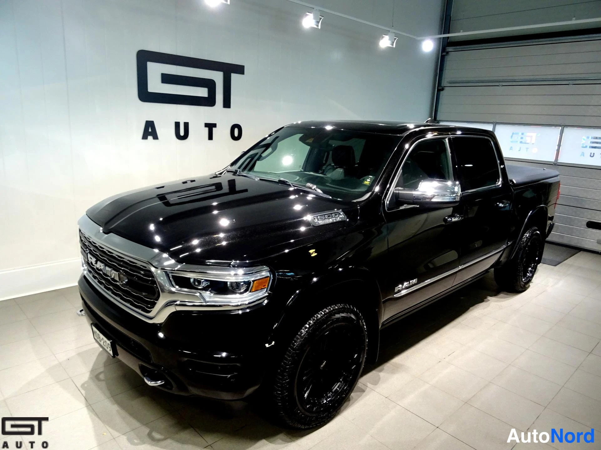 Black Dodge Ram 2021, front three-quarter, nose to the left, photo 2