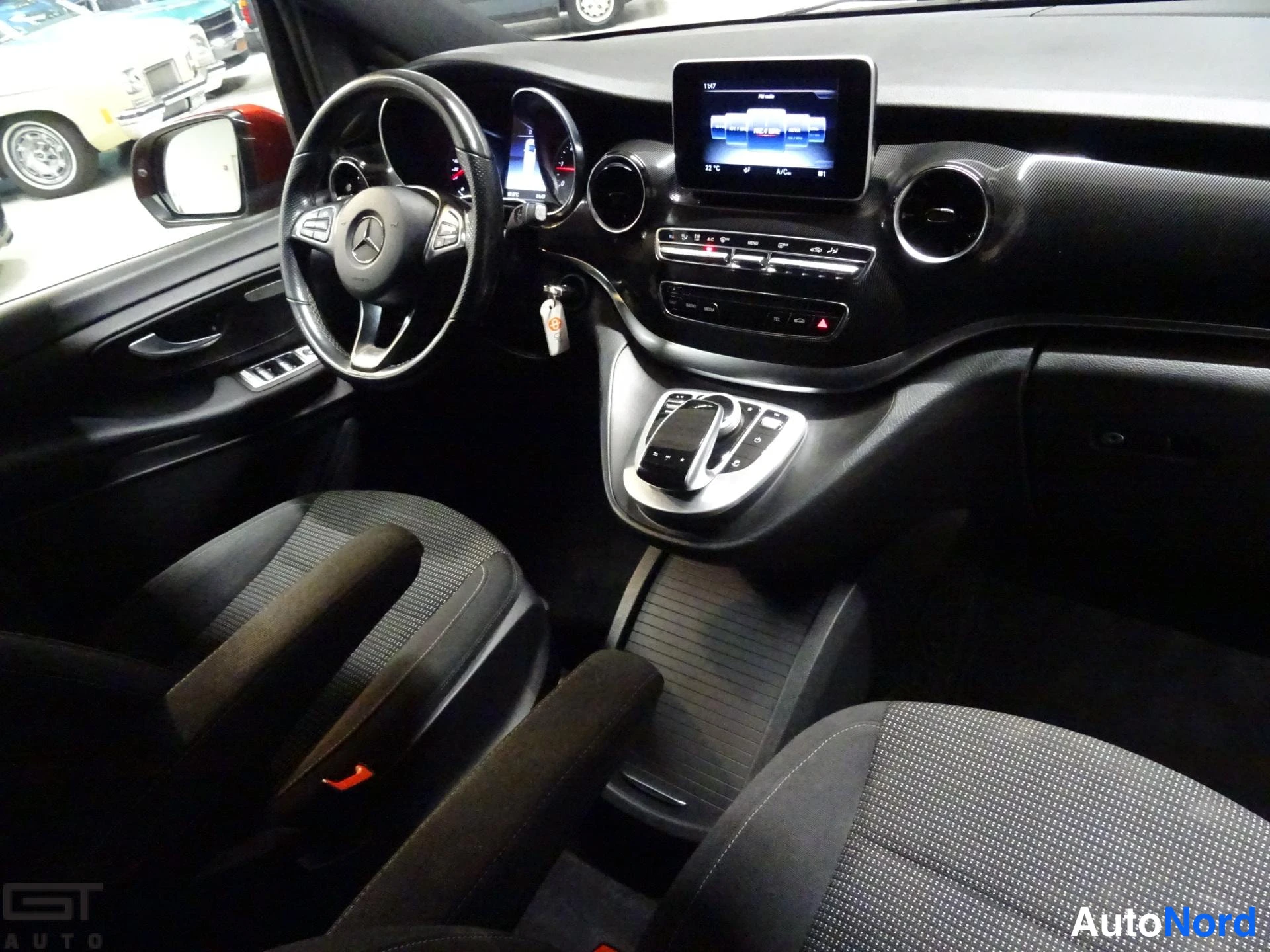 Punainen Mercedes-Benz V 2020, ohjaamo, kuva 10