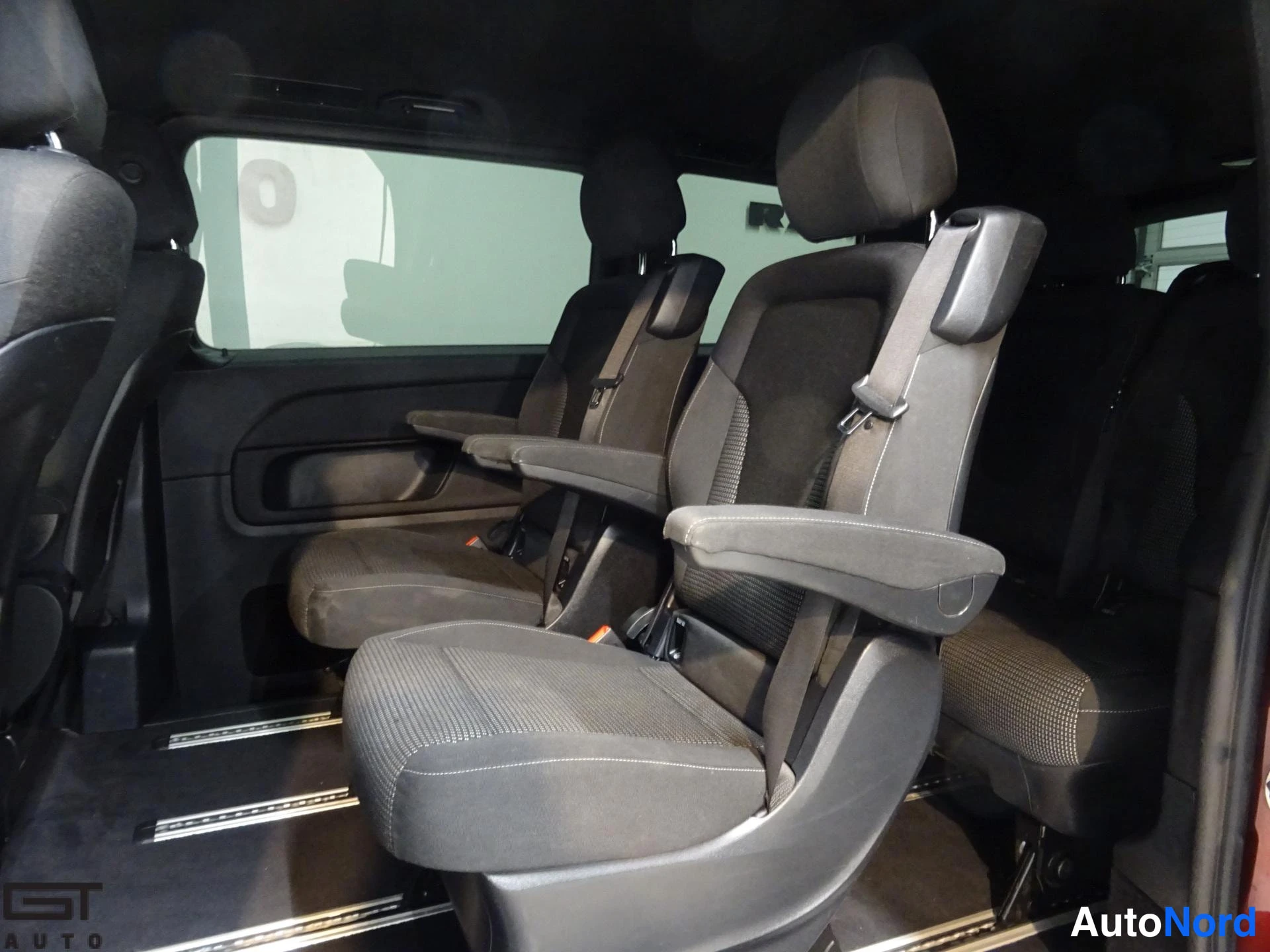 Punainen Mercedes-Benz V 2020, takaistuimet, kuva 14