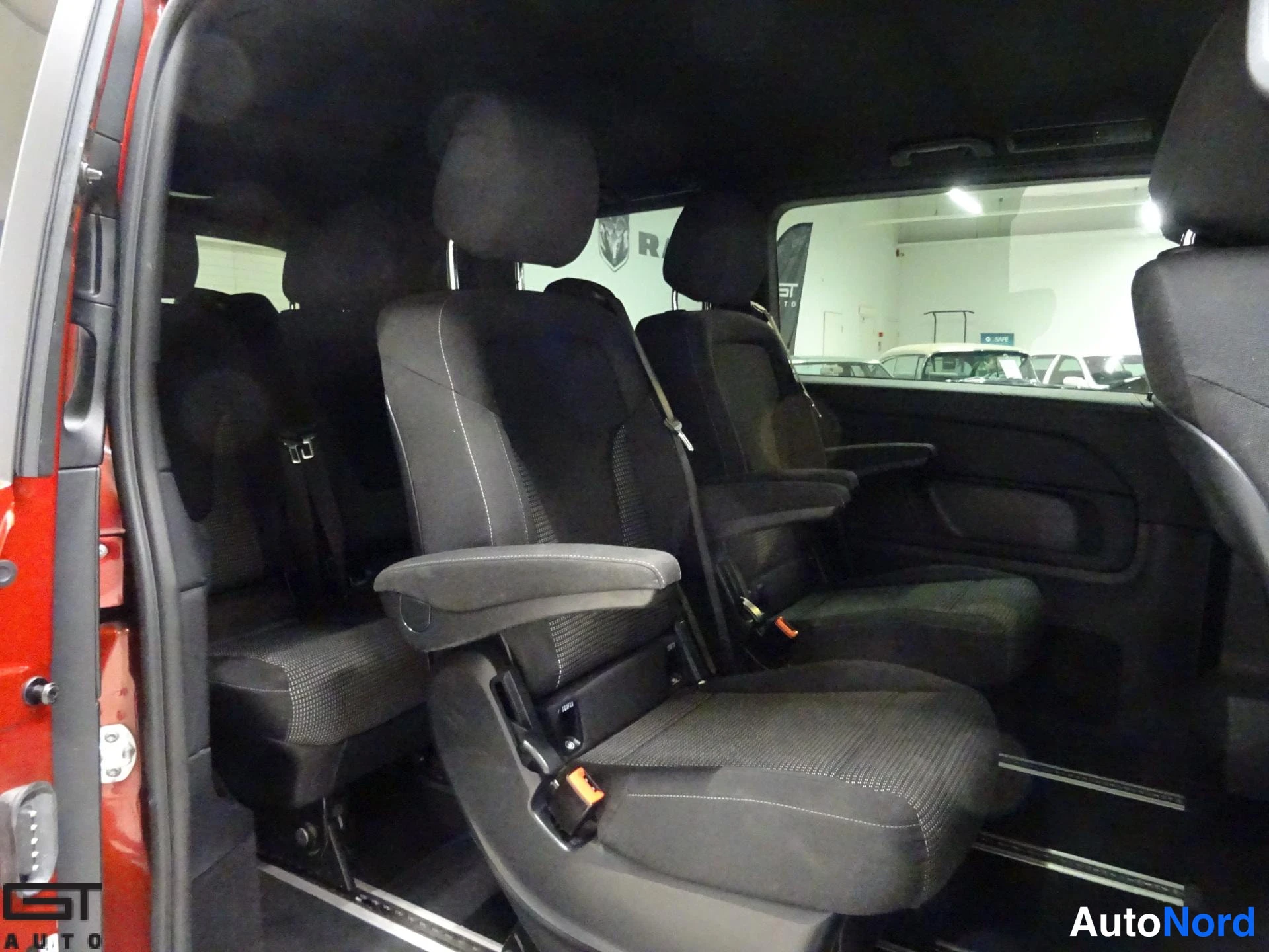 Punainen Mercedes-Benz V 2020, takaistuimet, kuva 16