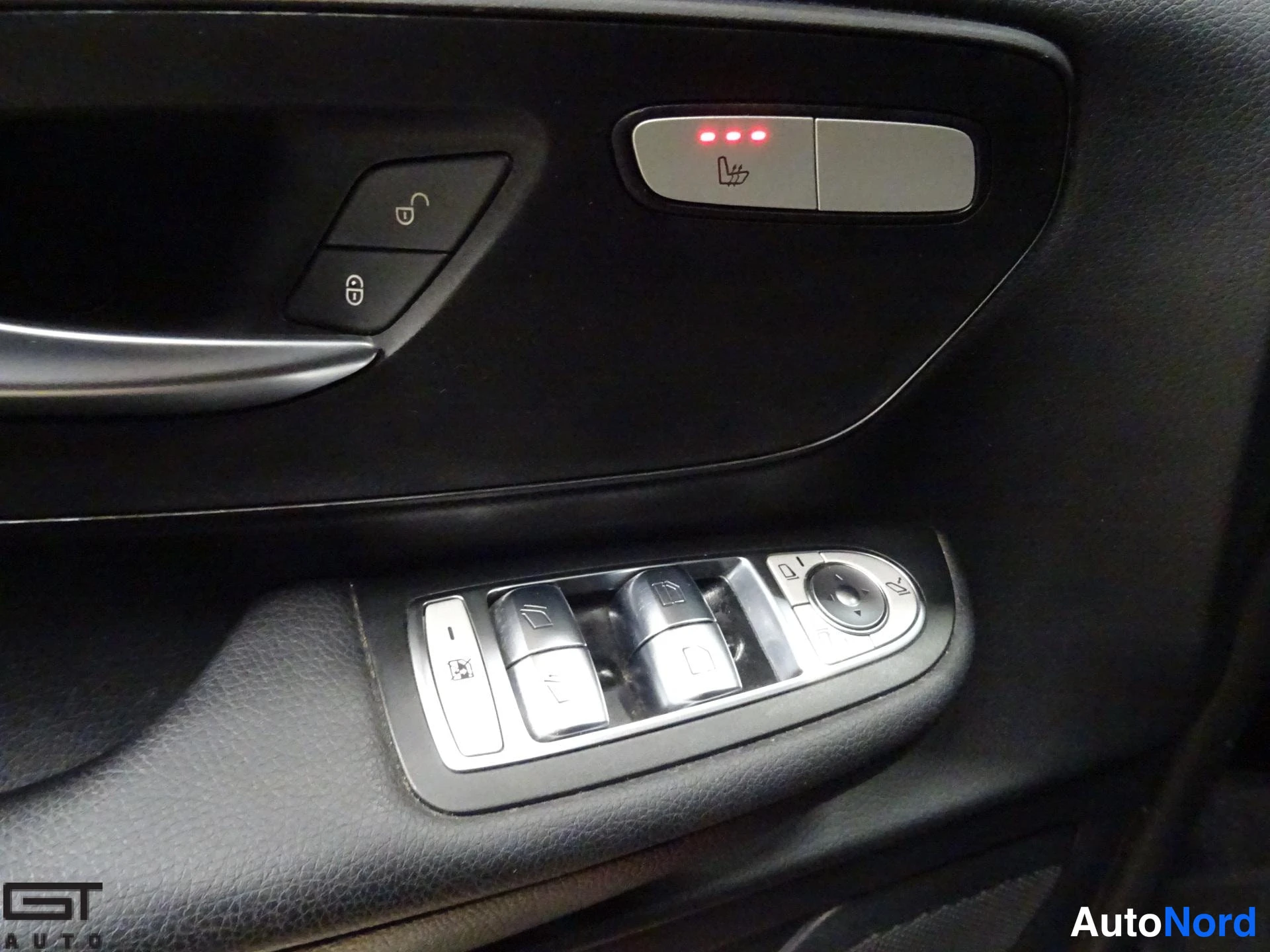 Punainen Mercedes-Benz V 2020, yksityiskohta, kuva 23