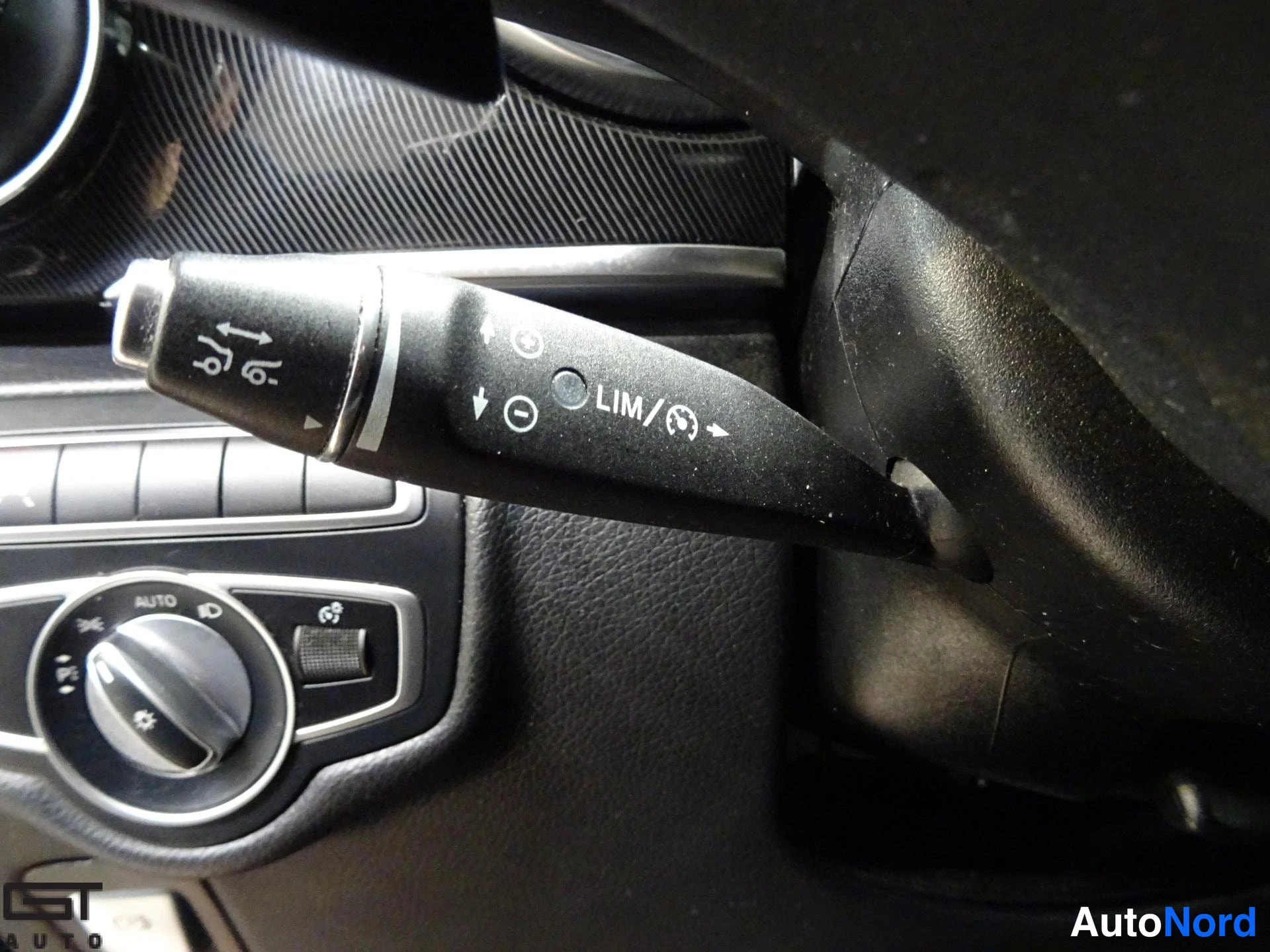 Punainen Mercedes-Benz V 2020, yksityiskohta, kuva 24