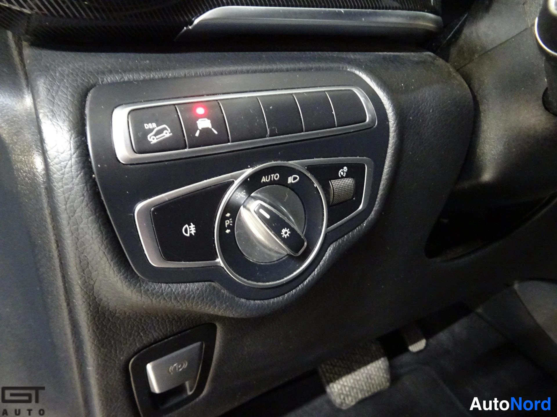 Punainen Mercedes-Benz V 2020, yksityiskohta, kuva 25