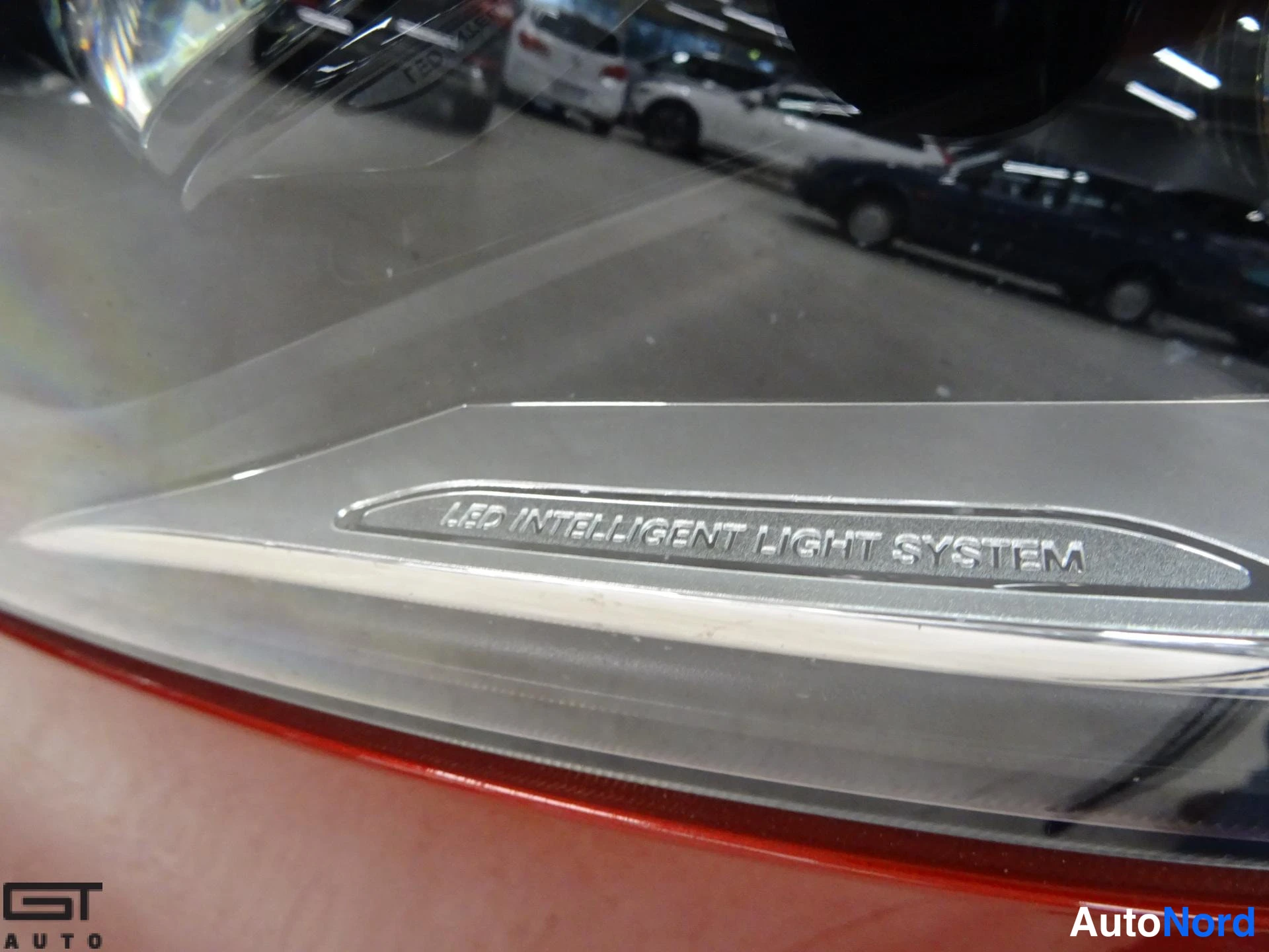 Punainen Mercedes-Benz V 2020, yksityiskohta, kuva 26