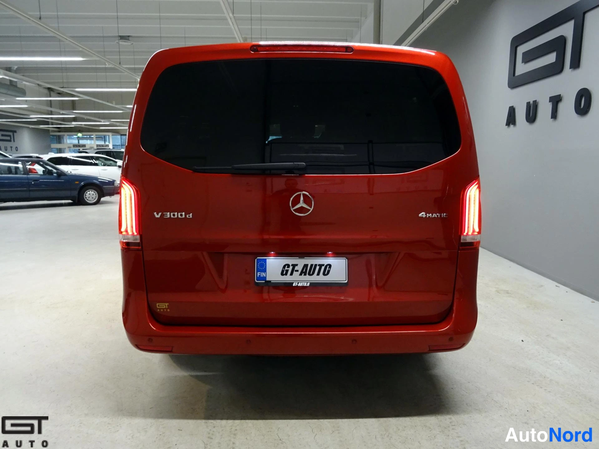 Punainen Mercedes-Benz V 2020, takaa, kuva 7