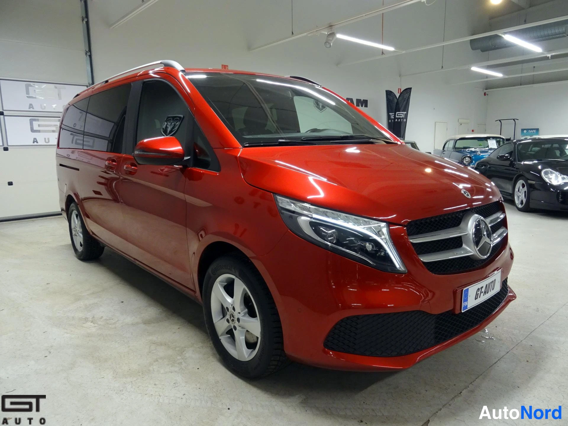 Punainen Mercedes-Benz V 2020, etuviisto, keula oikealle, kuva 2