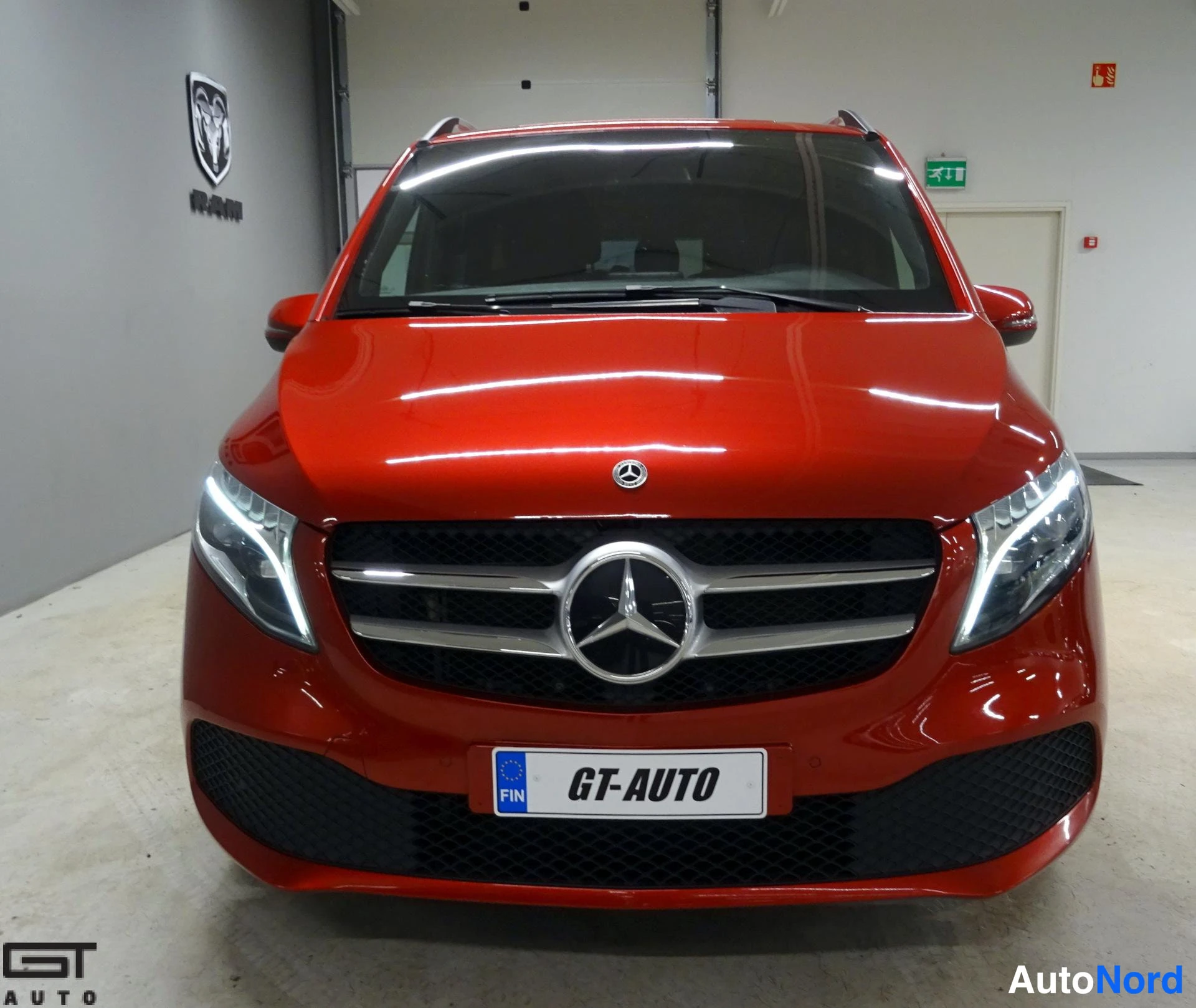 Punainen Mercedes-Benz V 2020, edestä, kuva 3