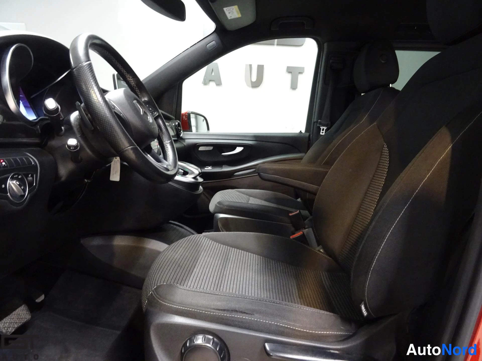 Punainen Mercedes-Benz V 2020, etuistuimet, kuva 12